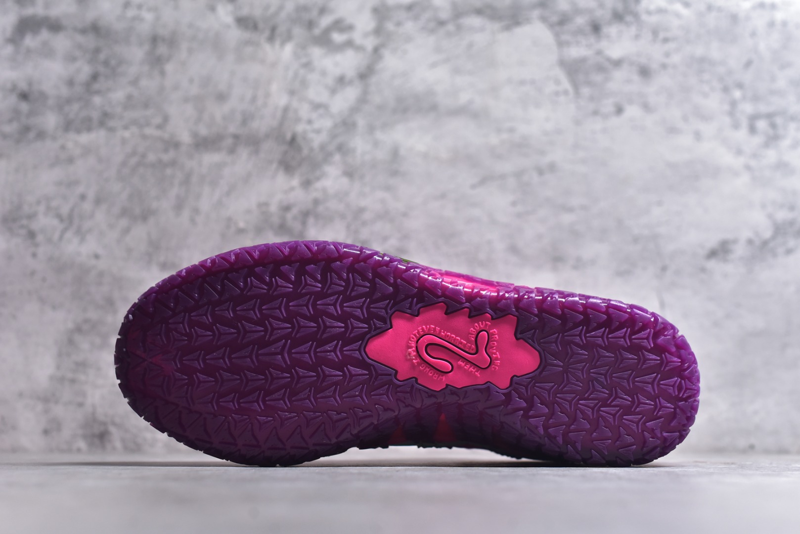 图片[6]-#灭世/Max NK Ja 3 Scratch EP 莫兰特三代柔软舒适防滑耐磨透气支撑轻便低帮篮球鞋 粉紫 HF2794-600 2024『压轴』后卫实战旗舰 圣枪腰王 重磅革新登场🌪 🔝历时5个月！全力打造 科比➕欧文系列 综合体 ！Pt实战体验天花板上限 再度提高🔝 ✅【顶配缓震】独家革新搭载 前掌5mm TURBO气垫 兼具贴地与缓震！（正品仅长方形小气垫）➕后掌大马蹄14mm厚 气垫 提高后掌缓震极限 （正品后掌无气垫） ✅【顶级抗扭】 搭载硬度65HC 发泡中底框架 ➕高强度中足抗扭片 革新升级 赛事级抗扭水平！独此一家 ✅【顶级支撑】鞋身侧向包裹 双层补强层 200斤以上选手 也可驾驭（正品仅一层）对比市场货品偷工减料 不可同日而语！ ✅气垫气压上脚即可感受！后掌鞋垫掀开可见气垫轮廓（谨防窜货） 鞋底止滑配方 无需磨合 原地起飞🛫 NK年度后卫旗舰 独家革新升级 『口碑源自专业 实力来源于专注』 真灭世纯原 切勿被市场仿冒吊牌挂羊头卖狗肉 尺码：39-46 正码正拍\”},\”commodity\”：{\”optimaPrice\”：\”-选品中心