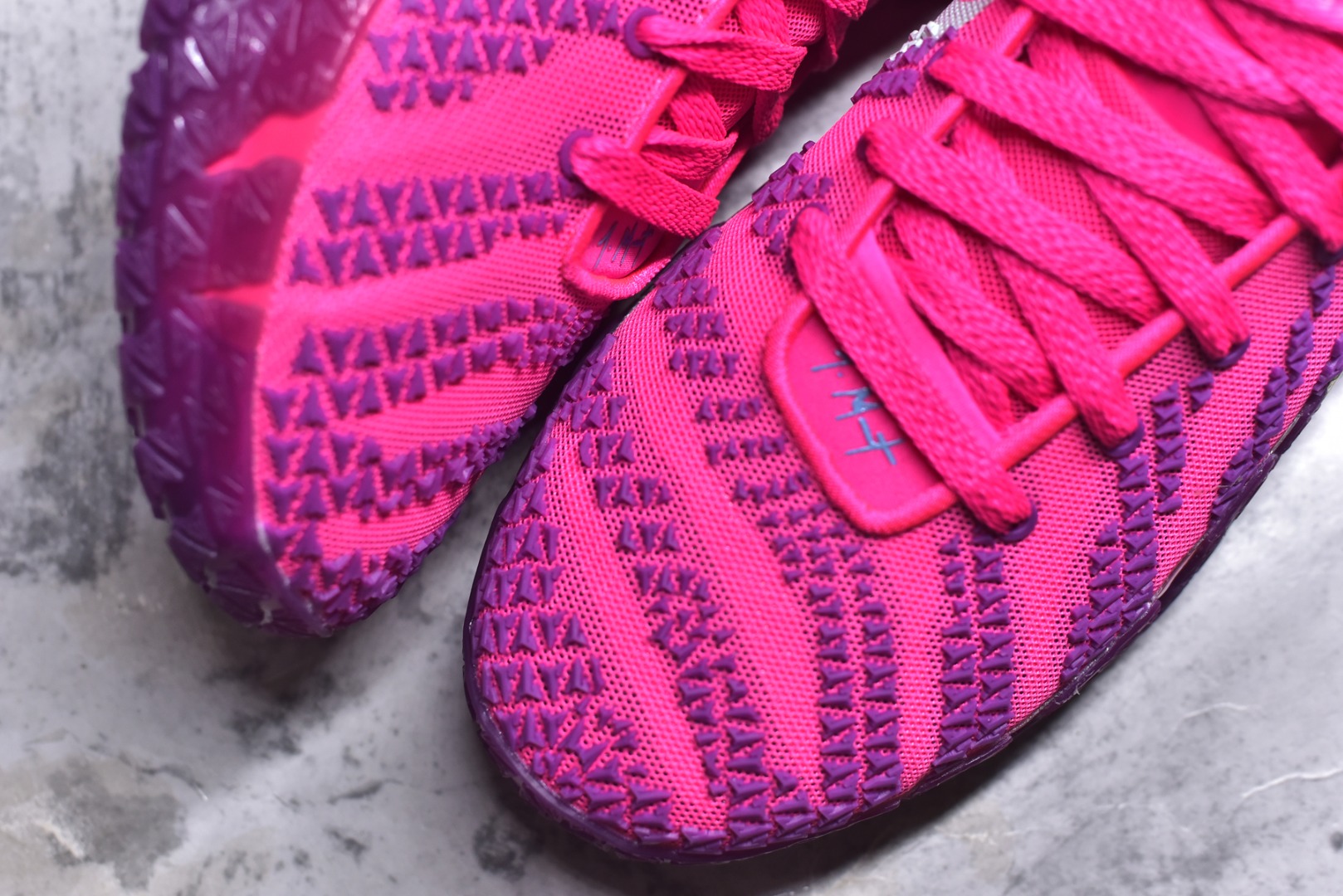 图片[8]-#灭世/Max NK Ja 3 Scratch EP 莫兰特三代柔软舒适防滑耐磨透气支撑轻便低帮篮球鞋 粉紫 HF2794-600 2024『压轴』后卫实战旗舰 圣枪腰王 重磅革新登场🌪 🔝历时5个月！全力打造 科比➕欧文系列 综合体 ！Pt实战体验天花板上限 再度提高🔝 ✅【顶配缓震】独家革新搭载 前掌5mm TURBO气垫 兼具贴地与缓震！（正品仅长方形小气垫）➕后掌大马蹄14mm厚 气垫 提高后掌缓震极限 （正品后掌无气垫） ✅【顶级抗扭】 搭载硬度65HC 发泡中底框架 ➕高强度中足抗扭片 革新升级 赛事级抗扭水平！独此一家 ✅【顶级支撑】鞋身侧向包裹 双层补强层 200斤以上选手 也可驾驭（正品仅一层）对比市场货品偷工减料 不可同日而语！ ✅气垫气压上脚即可感受！后掌鞋垫掀开可见气垫轮廓（谨防窜货） 鞋底止滑配方 无需磨合 原地起飞🛫 NK年度后卫旗舰 独家革新升级 『口碑源自专业 实力来源于专注』 真灭世纯原 切勿被市场仿冒吊牌挂羊头卖狗肉 尺码：39-46 正码正拍\”},\”commodity\”：{\”optimaPrice\”：\”-选品中心