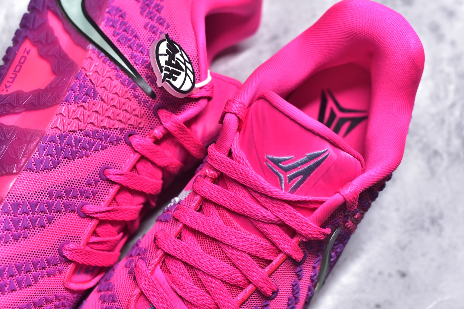 图片[9]-#灭世/Max NK Ja 3 Scratch EP 莫兰特三代柔软舒适防滑耐磨透气支撑轻便低帮篮球鞋 粉紫 HF2794-600 2024『压轴』后卫实战旗舰 圣枪腰王 重磅革新登场🌪 🔝历时5个月！全力打造 科比➕欧文系列 综合体 ！Pt实战体验天花板上限 再度提高🔝 ✅【顶配缓震】独家革新搭载 前掌5mm TURBO气垫 兼具贴地与缓震！（正品仅长方形小气垫）➕后掌大马蹄14mm厚 气垫 提高后掌缓震极限 （正品后掌无气垫） ✅【顶级抗扭】 搭载硬度65HC 发泡中底框架 ➕高强度中足抗扭片 革新升级 赛事级抗扭水平！独此一家 ✅【顶级支撑】鞋身侧向包裹 双层补强层 200斤以上选手 也可驾驭（正品仅一层）对比市场货品偷工减料 不可同日而语！ ✅气垫气压上脚即可感受！后掌鞋垫掀开可见气垫轮廓（谨防窜货） 鞋底止滑配方 无需磨合 原地起飞🛫 NK年度后卫旗舰 独家革新升级 『口碑源自专业 实力来源于专注』 真灭世纯原 切勿被市场仿冒吊牌挂羊头卖狗肉 尺码：39-46 正码正拍\”},\”commodity\”：{\”optimaPrice\”：\”-选品中心