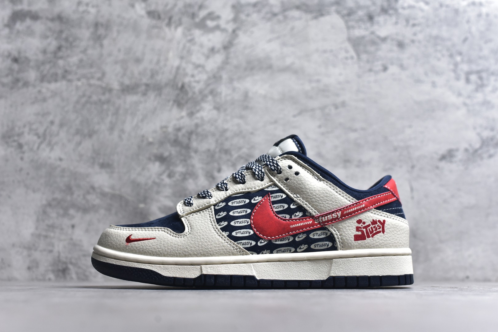 #海外爆款限量发售！高端定制Nike SB Dunk Low “斯图西联名------米白黑红勾” 高端定制 低帮休闲板鞋 定制鞋盒 大厂纯原品质出货 超高清洁度 皮料切割干净无任何毛边 细节完美 货号：DD1988-008 尺码：36 36.5 37.5 38 38.5 39 40 40.5 41 42 42.5 43 44 44.5 45-选品中心