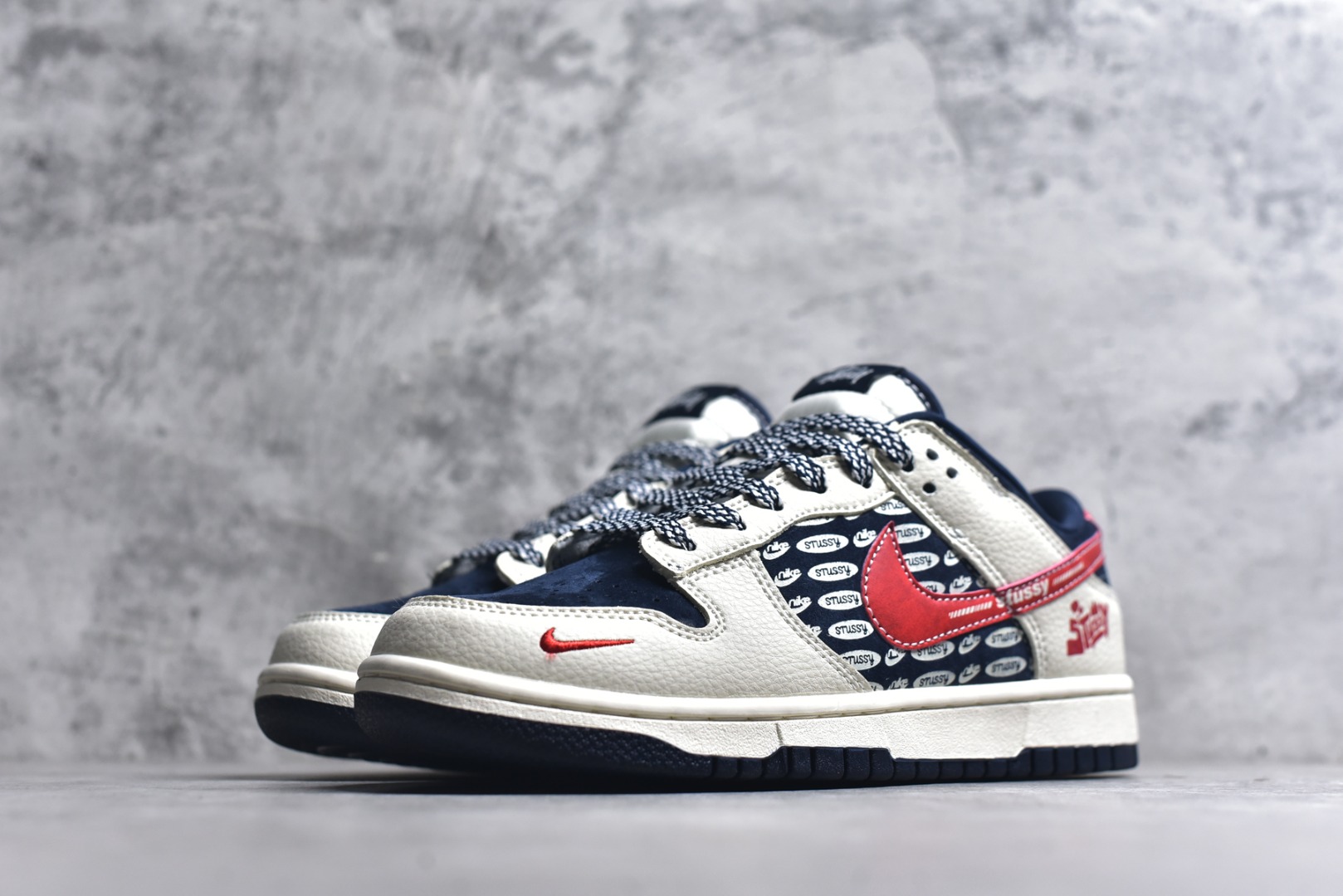 图片[2]-#海外爆款限量发售！高端定制Nike SB Dunk Low “斯图西联名——米白黑红勾” 高端定制 低帮休闲板鞋 定制鞋盒 大厂纯原品质出货 超高清洁度 皮料切割干净无任何毛边 细节完美 货号：DD1988-008 尺码：36 36.5 37.5 38 38.5 39 40 40.5 41 42 42.5 43 44 44.5 45-选品中心