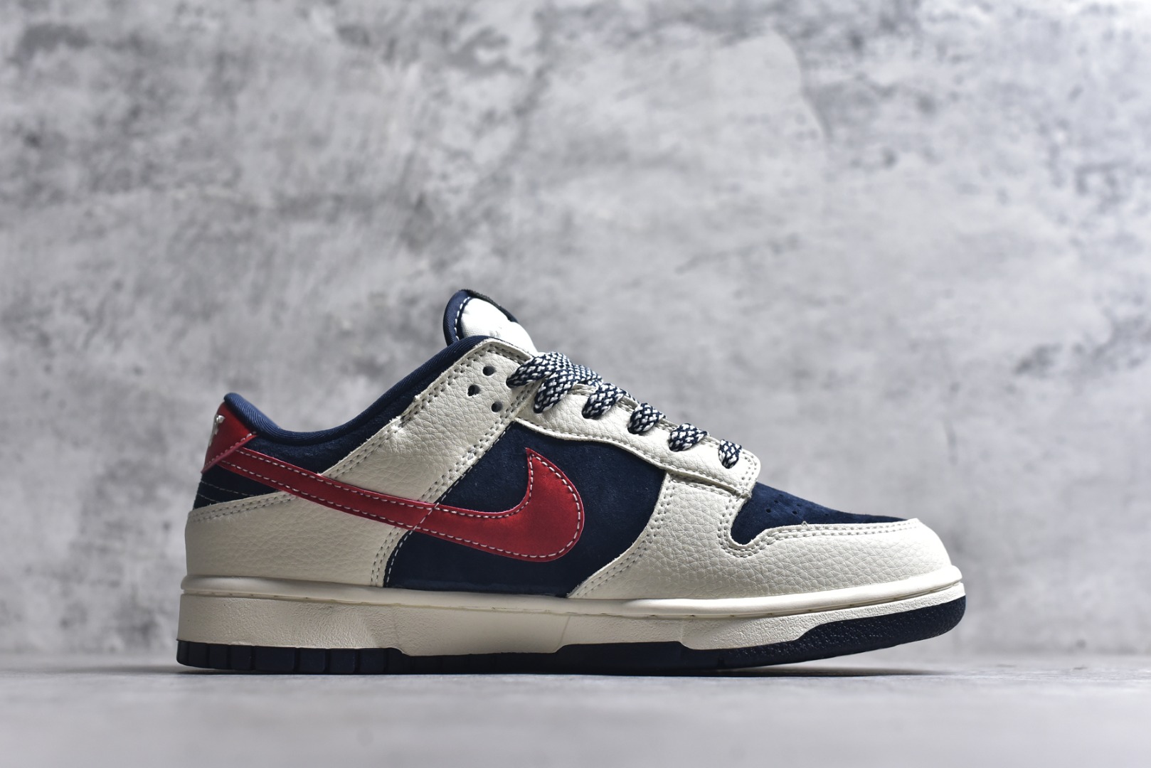 图片[3]-#海外爆款限量发售！高端定制Nike SB Dunk Low “斯图西联名——米白黑红勾” 高端定制 低帮休闲板鞋 定制鞋盒 大厂纯原品质出货 超高清洁度 皮料切割干净无任何毛边 细节完美 货号：DD1988-008 尺码：36 36.5 37.5 38 38.5 39 40 40.5 41 42 42.5 43 44 44.5 45-选品中心