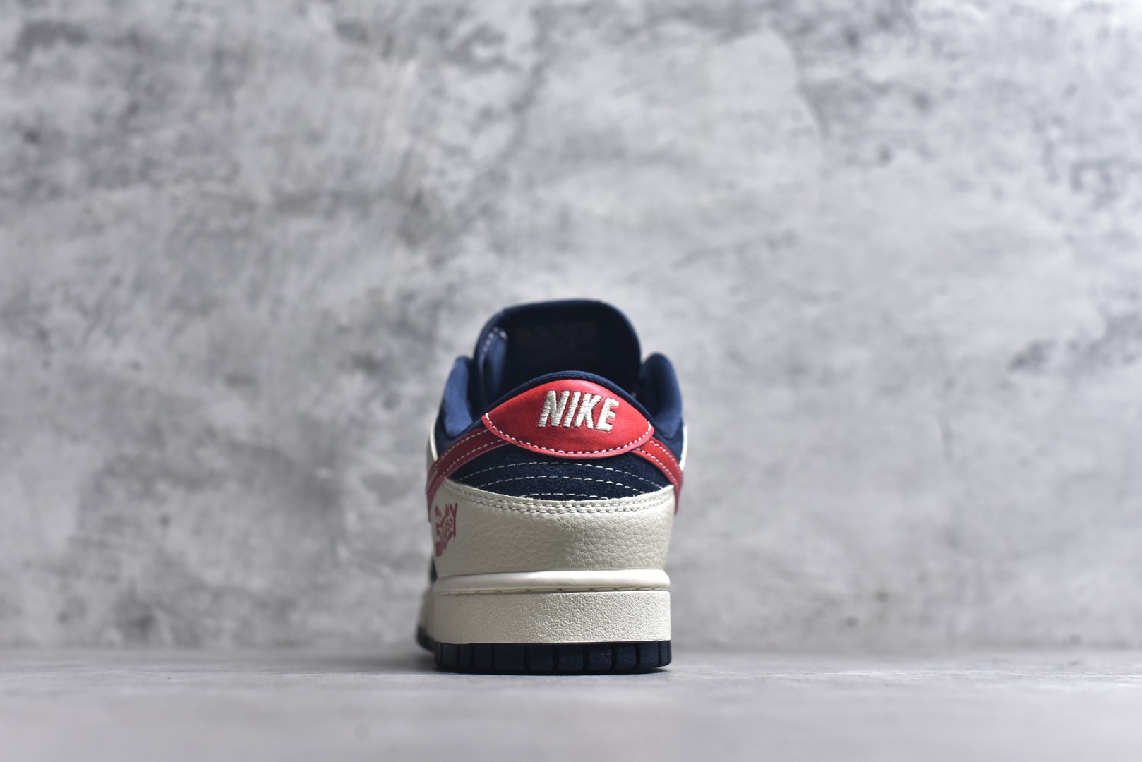 图片[5]-#海外爆款限量发售！高端定制Nike SB Dunk Low “斯图西联名——米白黑红勾” 高端定制 低帮休闲板鞋 定制鞋盒 大厂纯原品质出货 超高清洁度 皮料切割干净无任何毛边 细节完美 货号：DD1988-008 尺码：36 36.5 37.5 38 38.5 39 40 40.5 41 42 42.5 43 44 44.5 45-选品中心