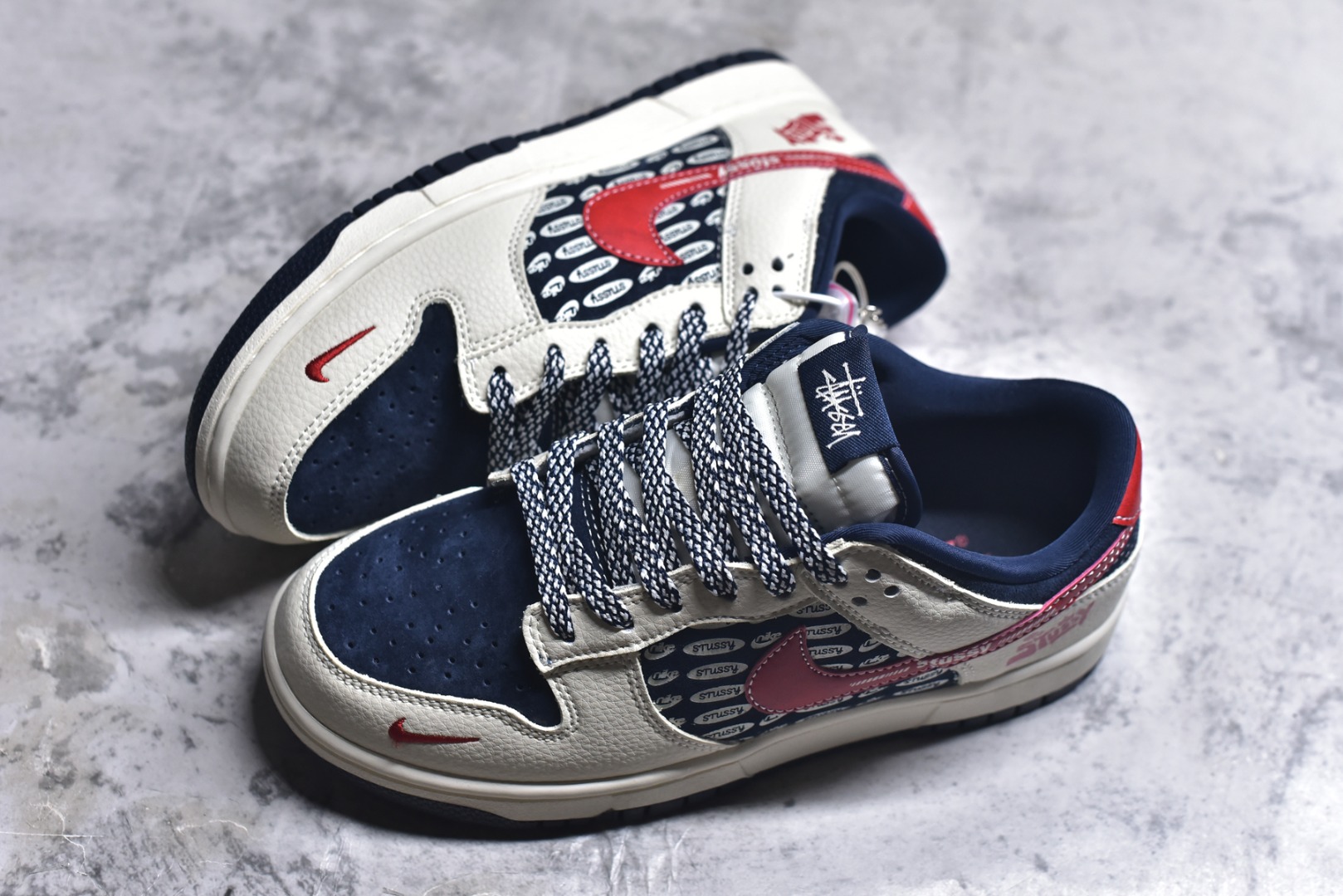 图片[7]-#海外爆款限量发售！高端定制Nike SB Dunk Low “斯图西联名——米白黑红勾” 高端定制 低帮休闲板鞋 定制鞋盒 大厂纯原品质出货 超高清洁度 皮料切割干净无任何毛边 细节完美 货号：DD1988-008 尺码：36 36.5 37.5 38 38.5 39 40 40.5 41 42 42.5 43 44 44.5 45-选品中心