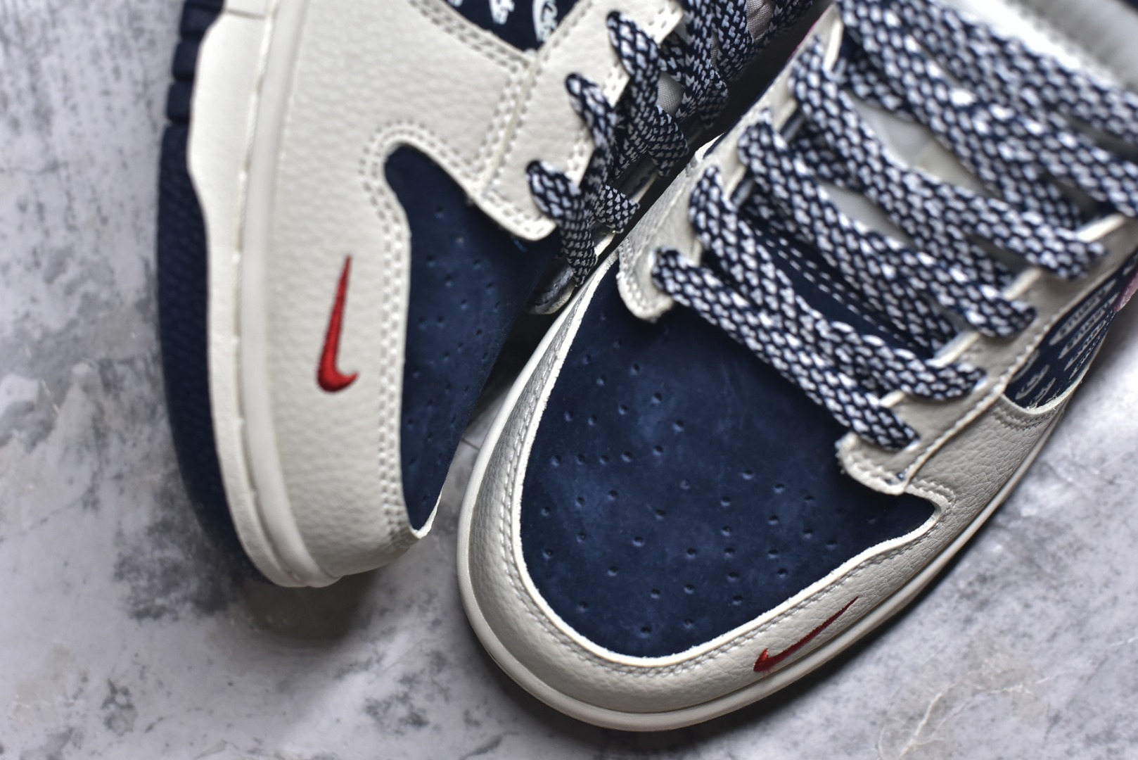 图片[8]-#海外爆款限量发售！高端定制Nike SB Dunk Low “斯图西联名——米白黑红勾” 高端定制 低帮休闲板鞋 定制鞋盒 大厂纯原品质出货 超高清洁度 皮料切割干净无任何毛边 细节完美 货号：DD1988-008 尺码：36 36.5 37.5 38 38.5 39 40 40.5 41 42 42.5 43 44 44.5 45-选品中心