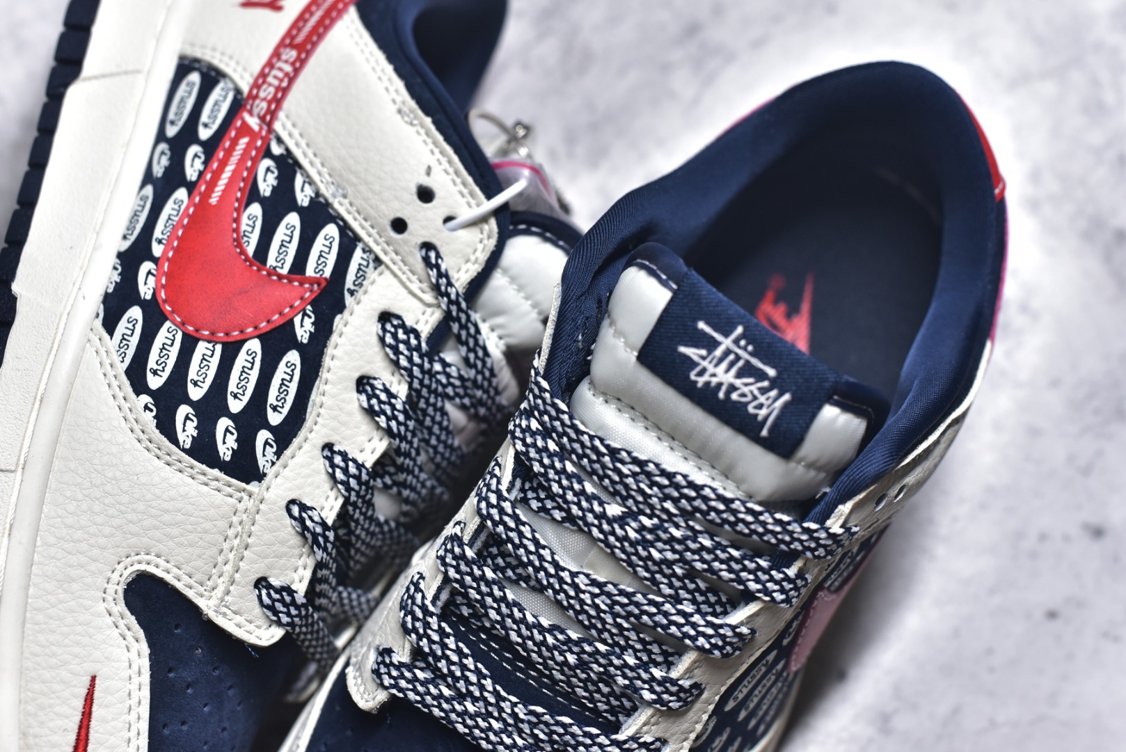 图片[9]-#海外爆款限量发售！高端定制Nike SB Dunk Low “斯图西联名——米白黑红勾” 高端定制 低帮休闲板鞋 定制鞋盒 大厂纯原品质出货 超高清洁度 皮料切割干净无任何毛边 细节完美 货号：DD1988-008 尺码：36 36.5 37.5 38 38.5 39 40 40.5 41 42 42.5 43 44 44.5 45-选品中心