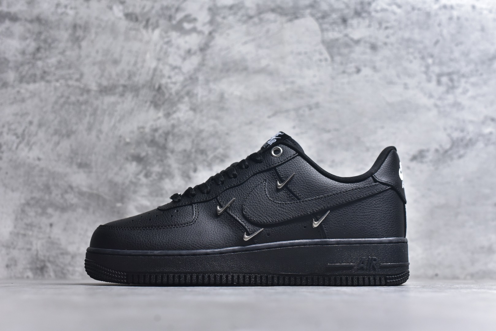 #Nike Air Force 1 Low 07 空军一号低帮板鞋 原楦头原纸板 打造纯正空军版型 专注外贸渠道 全掌内置蜂窝气垫 原盒配件 原厂中底钢印、拉帮完美 货号：HQ1180-001 尺码：36-45-选品中心
