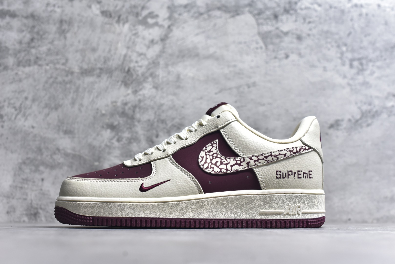 #NIke Air Force 1 \'07 Low “Supreme联名——米酒红”空军一号 低帮 运动鞋 休闲鞋 折边针车 工艺难度大 原楦头原纸板 原装鞋盒 定制五金配件 内置全掌气垫 原厂鞋底 货号：KK1988-070 尺码：36 36.5 37.5 38 38.5 39 40 40.5 41 42 42.5 43 44 44.5 45-选品中心
