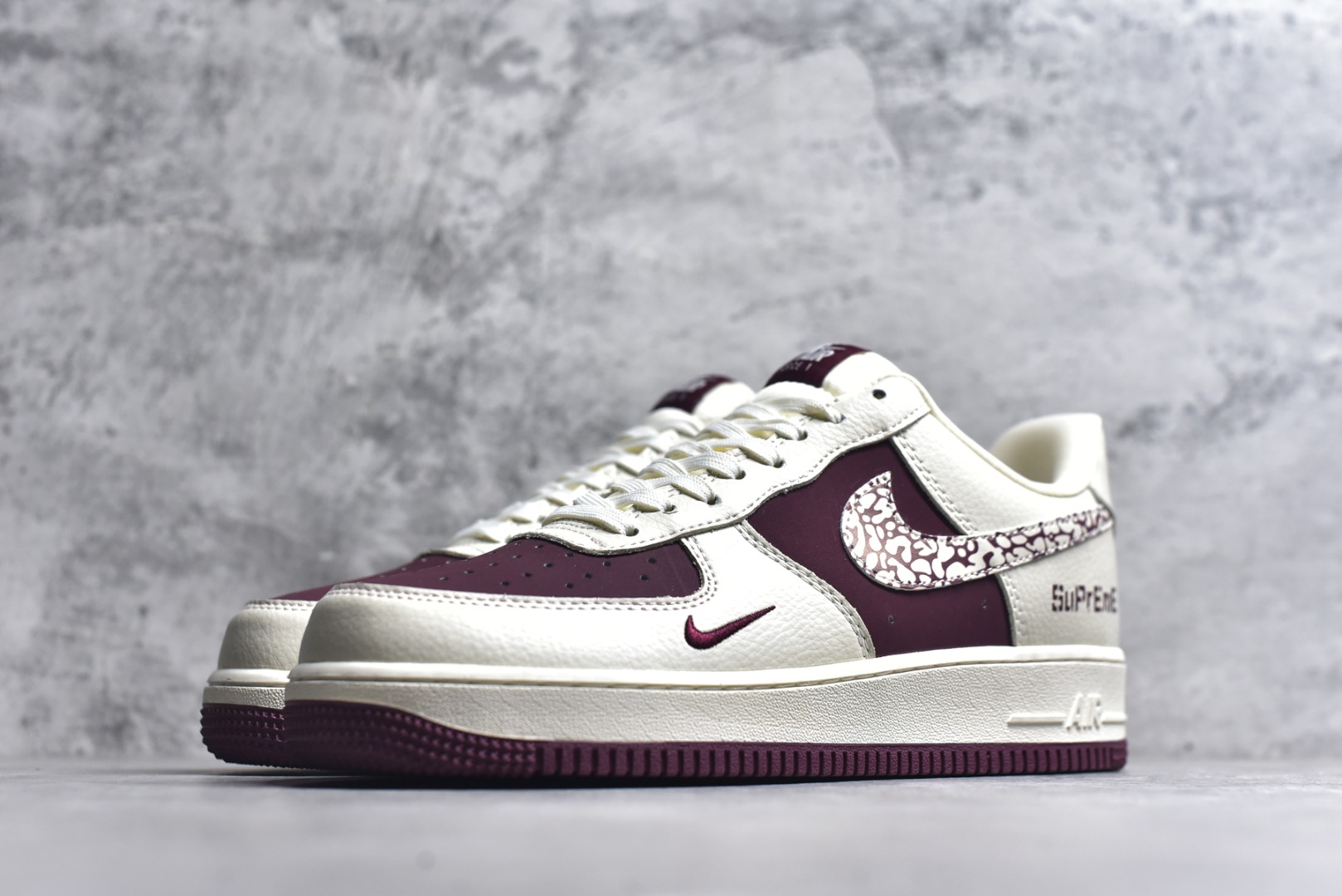 图片[2]-#NIke Air Force 1 \’07 Low “Supreme联名——米酒红”空军一号 低帮 运动鞋 休闲鞋 折边针车 工艺难度大 原楦头原纸板 原装鞋盒 定制五金配件 内置全掌气垫 原厂鞋底 货号：KK1988-070 尺码：36 36.5 37.5 38 38.5 39 40 40.5 41 42 42.5 43 44 44.5 45-选品中心