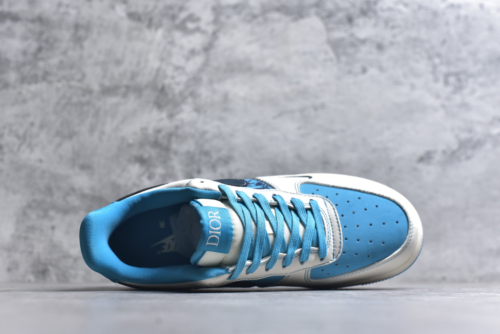 图片[4]-#NIke Air Force 1 \’07 Low “迪奥联名——石蕊蓝”空军一号 低帮 运动鞋 休闲鞋 折边针车 工艺难度大 原楦头原纸板 原装鞋盒 定制五金配件 内置全掌气垫 原厂鞋底 货号：KK1988-088 尺码：36 36.5 37.5 38 38.5 39 40 40.5 41 42 42.5 43 44 44.5 45-选品中心