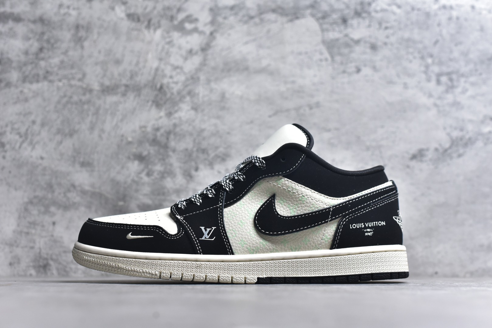 #海外爆款限量发售！Nike Jordan Air Jordan 1“ LV联名——黑白熊猫印花” 高端定制 低帮 复古 减震 防滑 耐磨 篮球鞋 定制鞋盒 大厂纯原品质出货 超高清洁度 皮料切割干净无任何毛边 细节完美 货号：QL1988-002 尺码：36 36.5 37.5 38 38.5 39 40 40.5 41 42 42.5 43 44 44.5 45-选品中心