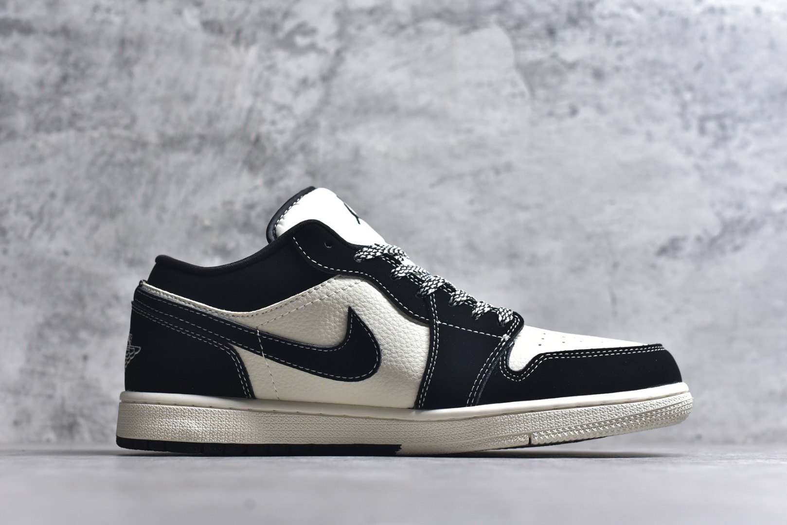 图片[3]-#海外爆款限量发售！Nike Jordan Air Jordan 1“ LV联名——黑白熊猫印花” 高端定制 低帮 复古 减震 防滑 耐磨 篮球鞋 定制鞋盒 大厂纯原品质出货 超高清洁度 皮料切割干净无任何毛边 细节完美 货号：QL1988-002 尺码：36 36.5 37.5 38 38.5 39 40 40.5 41 42 42.5 43 44 44.5 45-选品中心