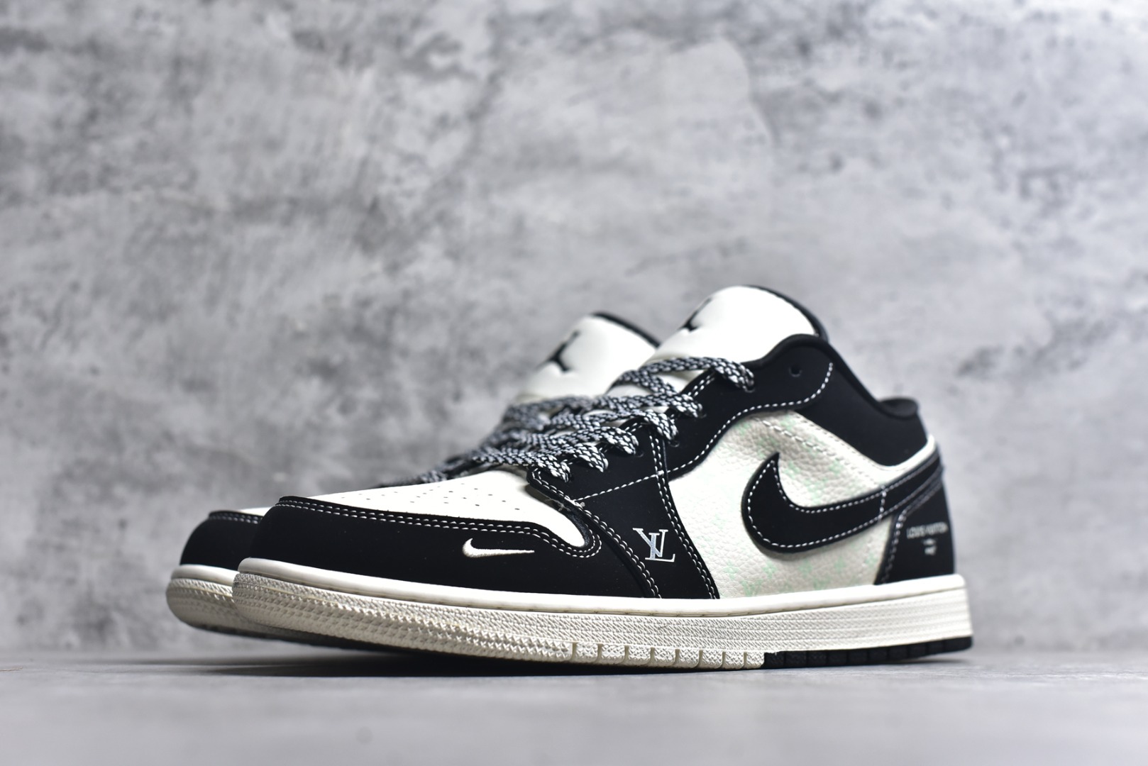 图片[2]-#海外爆款限量发售！Nike Jordan Air Jordan 1“ LV联名——黑白熊猫印花” 高端定制 低帮 复古 减震 防滑 耐磨 篮球鞋 定制鞋盒 大厂纯原品质出货 超高清洁度 皮料切割干净无任何毛边 细节完美 货号：QL1988-002 尺码：36 36.5 37.5 38 38.5 39 40 40.5 41 42 42.5 43 44 44.5 45-选品中心