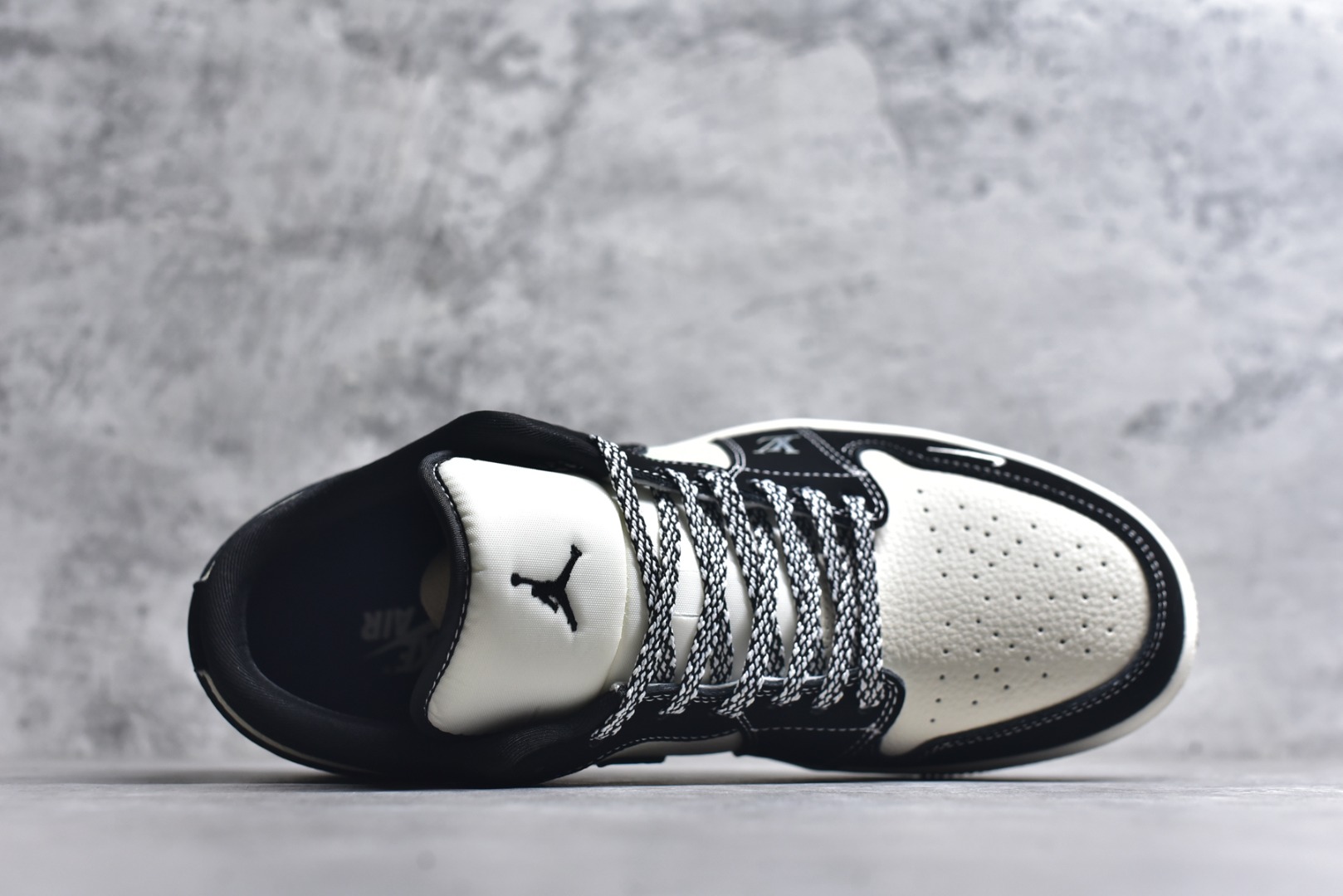 图片[4]-#海外爆款限量发售！Nike Jordan Air Jordan 1“ LV联名——黑白熊猫印花” 高端定制 低帮 复古 减震 防滑 耐磨 篮球鞋 定制鞋盒 大厂纯原品质出货 超高清洁度 皮料切割干净无任何毛边 细节完美 货号：QL1988-002 尺码：36 36.5 37.5 38 38.5 39 40 40.5 41 42 42.5 43 44 44.5 45-选品中心