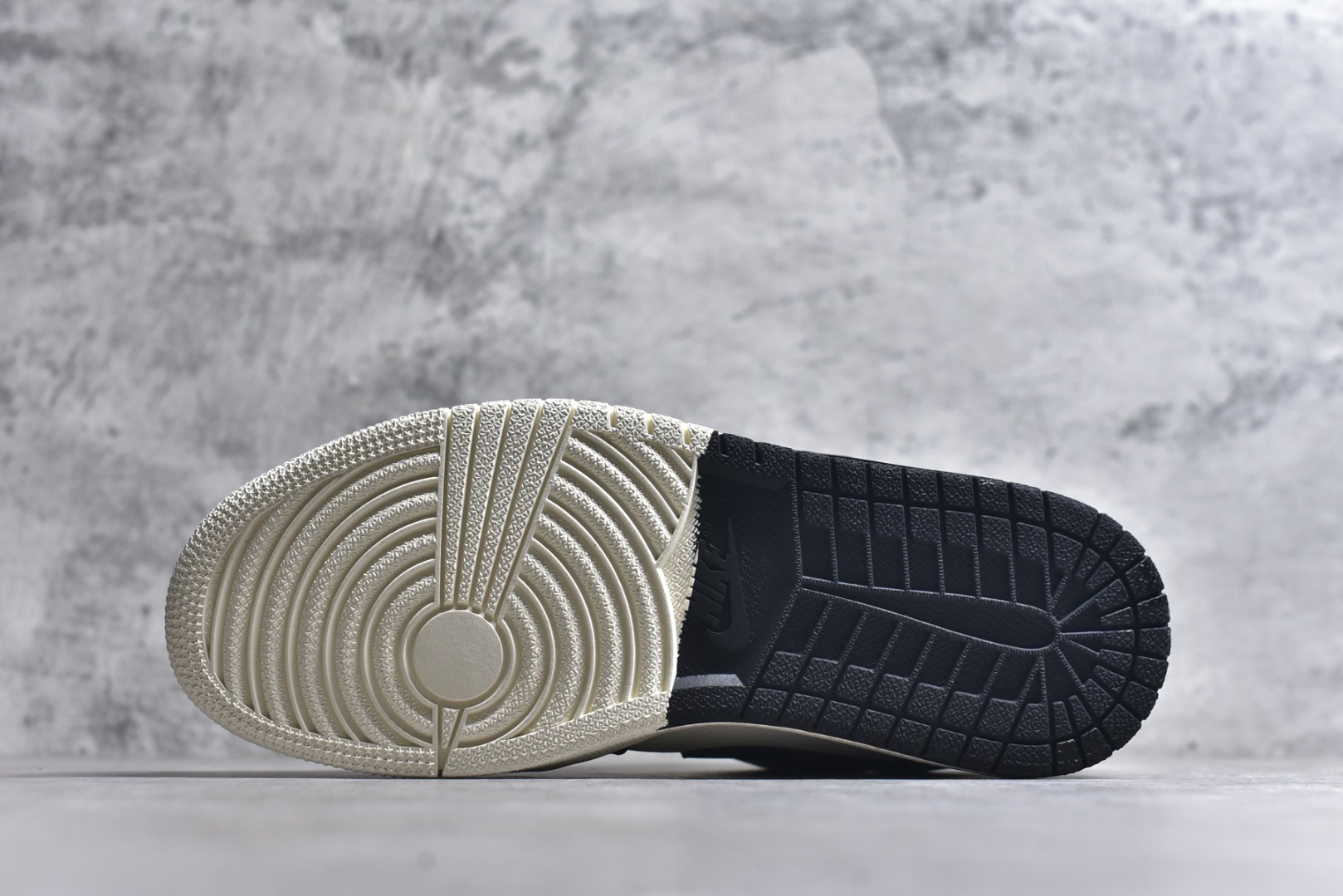 图片[6]-#海外爆款限量发售！Nike Jordan Air Jordan 1“ LV联名——黑白熊猫印花” 高端定制 低帮 复古 减震 防滑 耐磨 篮球鞋 定制鞋盒 大厂纯原品质出货 超高清洁度 皮料切割干净无任何毛边 细节完美 货号：QL1988-002 尺码：36 36.5 37.5 38 38.5 39 40 40.5 41 42 42.5 43 44 44.5 45-选品中心