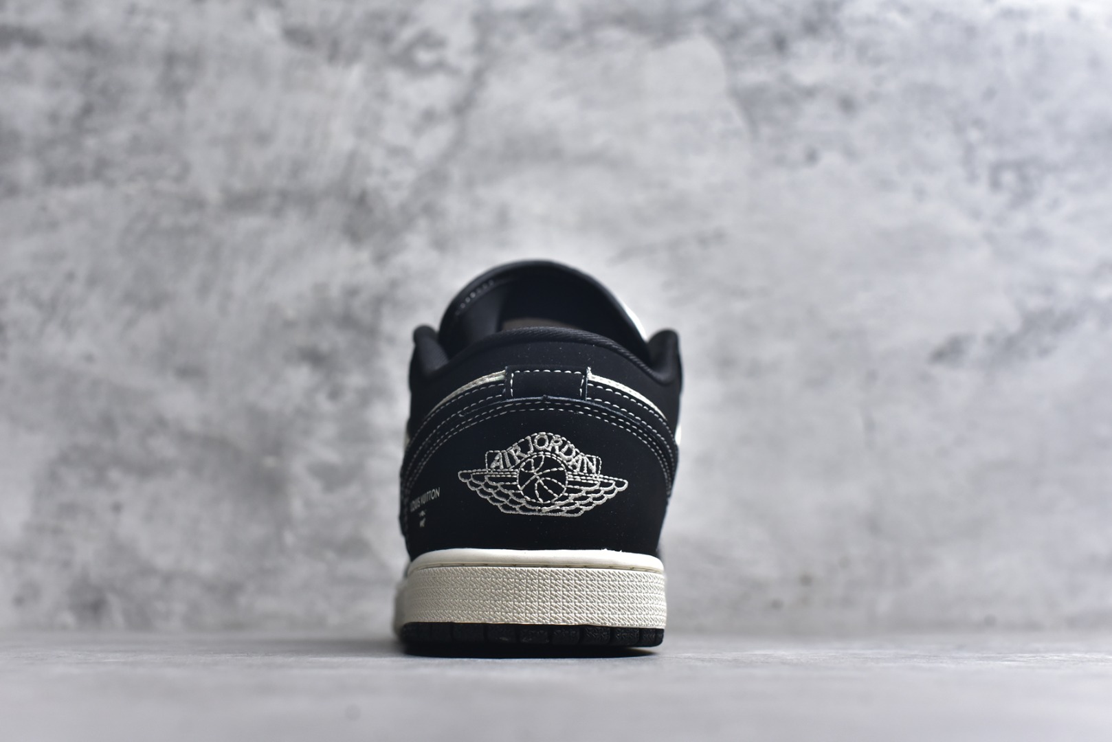 图片[5]-#海外爆款限量发售！Nike Jordan Air Jordan 1“ LV联名——黑白熊猫印花” 高端定制 低帮 复古 减震 防滑 耐磨 篮球鞋 定制鞋盒 大厂纯原品质出货 超高清洁度 皮料切割干净无任何毛边 细节完美 货号：QL1988-002 尺码：36 36.5 37.5 38 38.5 39 40 40.5 41 42 42.5 43 44 44.5 45-选品中心