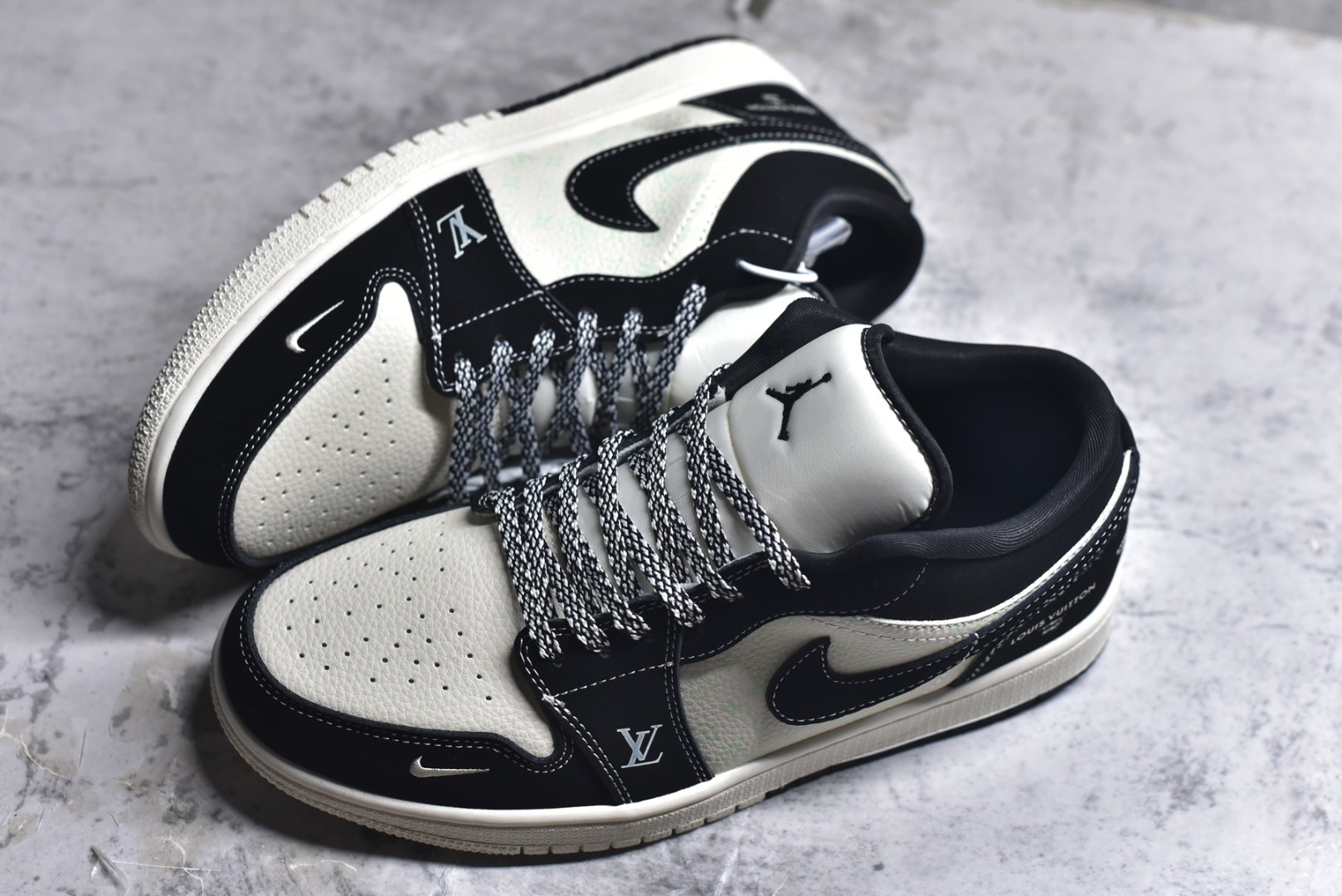 图片[7]-#海外爆款限量发售！Nike Jordan Air Jordan 1“ LV联名——黑白熊猫印花” 高端定制 低帮 复古 减震 防滑 耐磨 篮球鞋 定制鞋盒 大厂纯原品质出货 超高清洁度 皮料切割干净无任何毛边 细节完美 货号：QL1988-002 尺码：36 36.5 37.5 38 38.5 39 40 40.5 41 42 42.5 43 44 44.5 45-选品中心