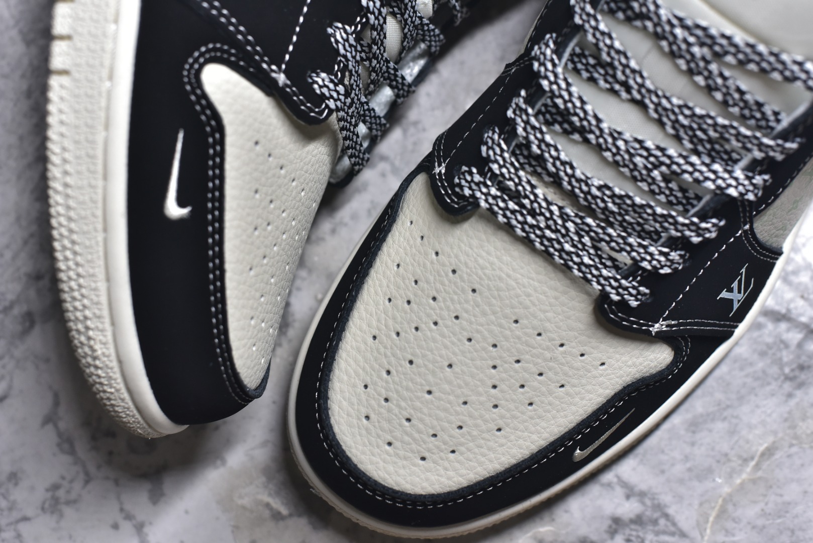 图片[8]-#海外爆款限量发售！Nike Jordan Air Jordan 1“ LV联名——黑白熊猫印花” 高端定制 低帮 复古 减震 防滑 耐磨 篮球鞋 定制鞋盒 大厂纯原品质出货 超高清洁度 皮料切割干净无任何毛边 细节完美 货号：QL1988-002 尺码：36 36.5 37.5 38 38.5 39 40 40.5 41 42 42.5 43 44 44.5 45-选品中心