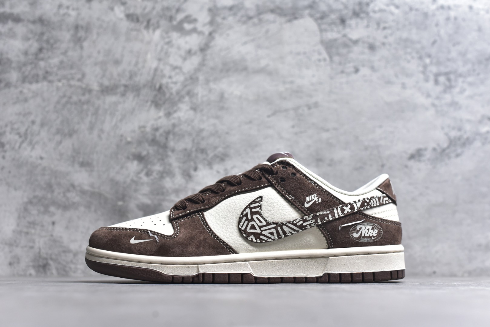#海外爆款限量发售！高端定制Nike SB Dunk Low “Nike联名------白粽麂皮” 高端定制 低帮休闲板鞋 定制鞋盒 大厂纯原品质出货 超高清洁度 皮料切割干净无任何毛边 细节完美 货号：XD1588-240 尺码：36 36.5 37.5 38 38.5 39 40 40.5 41 42 42.5 43 44 44.5 45-选品中心