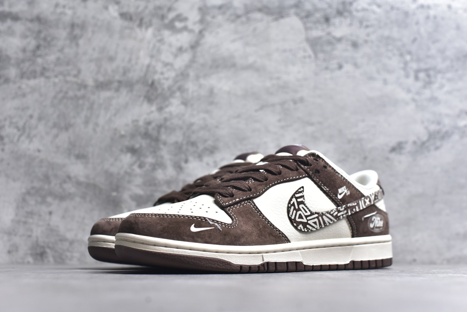 图片[2]-#海外爆款限量发售！高端定制Nike SB Dunk Low “Nike联名——白粽麂皮” 高端定制 低帮休闲板鞋 定制鞋盒 大厂纯原品质出货 超高清洁度 皮料切割干净无任何毛边 细节完美 货号：XD1588-240 尺码：36 36.5 37.5 38 38.5 39 40 40.5 41 42 42.5 43 44 44.5 45-选品中心