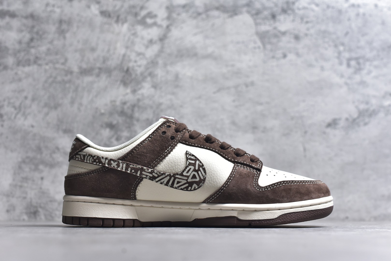 图片[3]-#海外爆款限量发售！高端定制Nike SB Dunk Low “Nike联名——白粽麂皮” 高端定制 低帮休闲板鞋 定制鞋盒 大厂纯原品质出货 超高清洁度 皮料切割干净无任何毛边 细节完美 货号：XD1588-240 尺码：36 36.5 37.5 38 38.5 39 40 40.5 41 42 42.5 43 44 44.5 45-选品中心