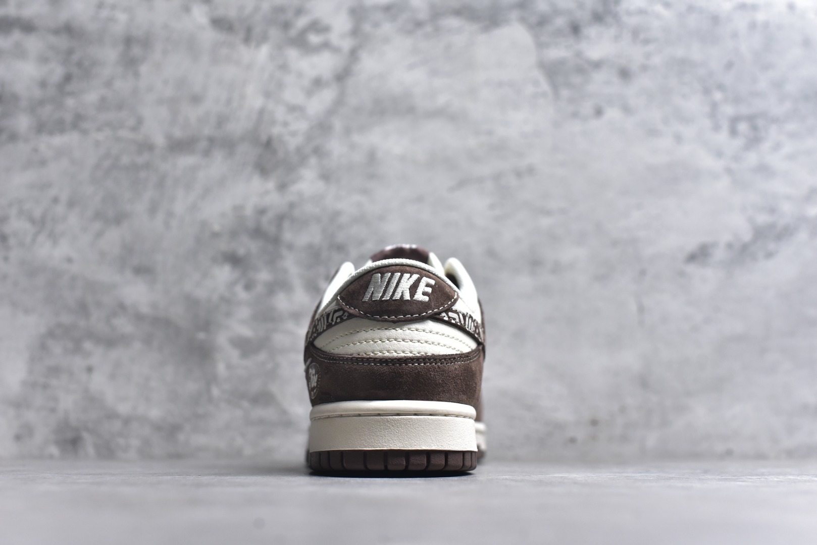 图片[5]-#海外爆款限量发售！高端定制Nike SB Dunk Low “Nike联名——白粽麂皮” 高端定制 低帮休闲板鞋 定制鞋盒 大厂纯原品质出货 超高清洁度 皮料切割干净无任何毛边 细节完美 货号：XD1588-240 尺码：36 36.5 37.5 38 38.5 39 40 40.5 41 42 42.5 43 44 44.5 45-选品中心