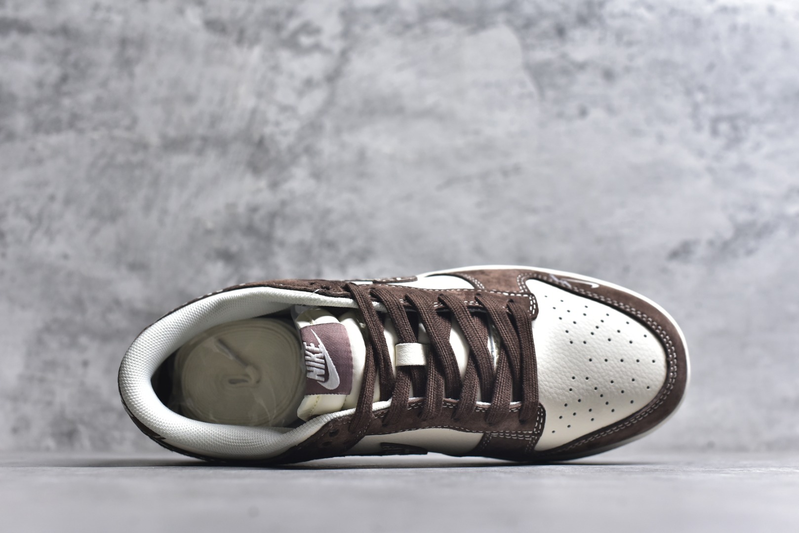 图片[4]-#海外爆款限量发售！高端定制Nike SB Dunk Low “Nike联名——白粽麂皮” 高端定制 低帮休闲板鞋 定制鞋盒 大厂纯原品质出货 超高清洁度 皮料切割干净无任何毛边 细节完美 货号：XD1588-240 尺码：36 36.5 37.5 38 38.5 39 40 40.5 41 42 42.5 43 44 44.5 45-选品中心