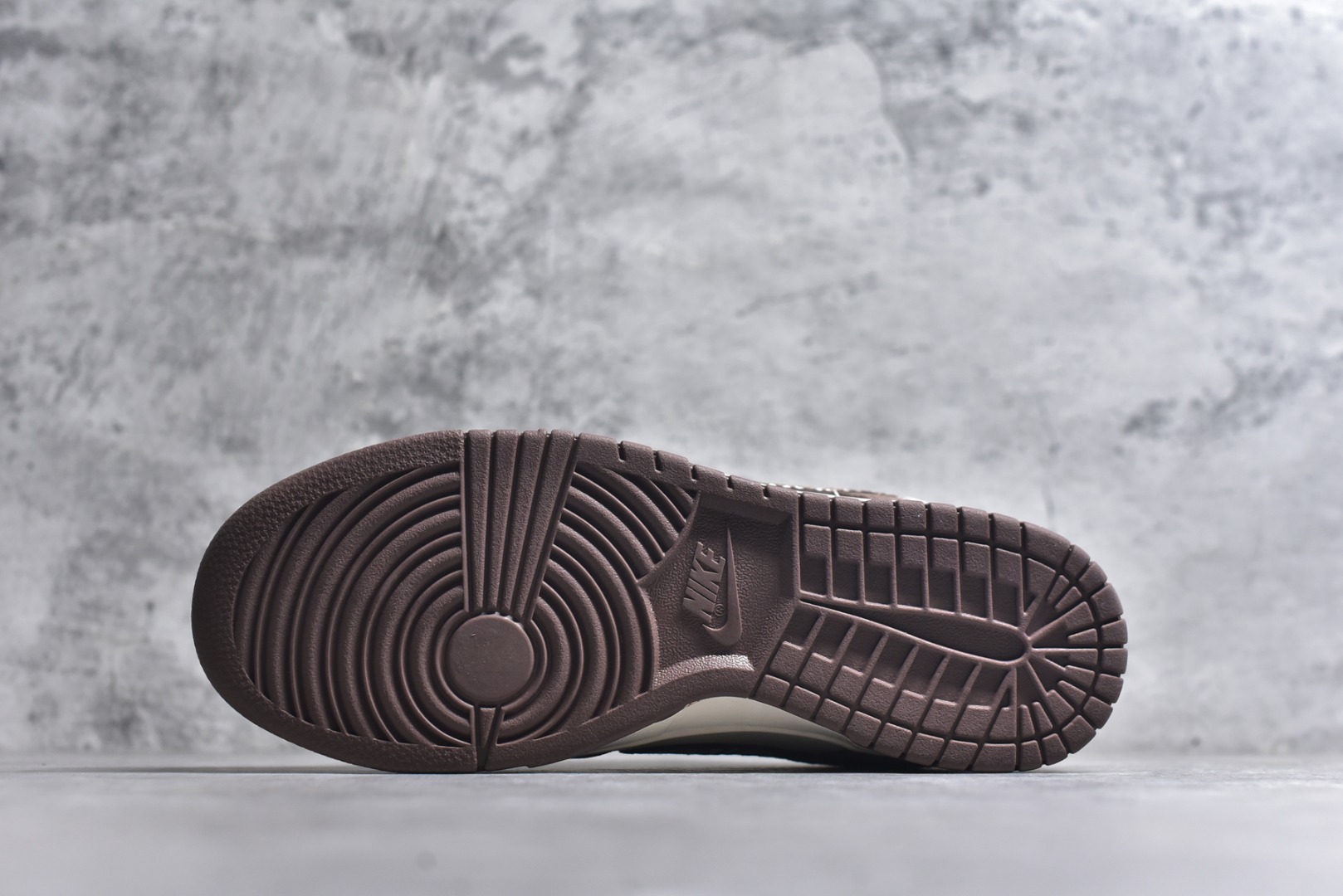 图片[6]-#海外爆款限量发售！高端定制Nike SB Dunk Low “Nike联名——白粽麂皮” 高端定制 低帮休闲板鞋 定制鞋盒 大厂纯原品质出货 超高清洁度 皮料切割干净无任何毛边 细节完美 货号：XD1588-240 尺码：36 36.5 37.5 38 38.5 39 40 40.5 41 42 42.5 43 44 44.5 45-选品中心