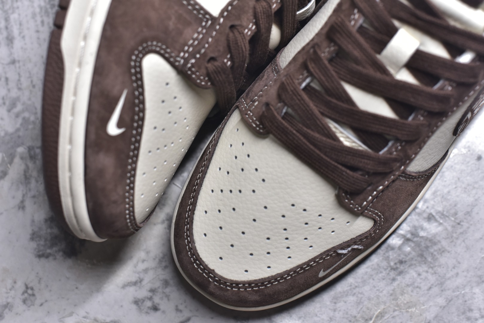 图片[8]-#海外爆款限量发售！高端定制Nike SB Dunk Low “Nike联名——白粽麂皮” 高端定制 低帮休闲板鞋 定制鞋盒 大厂纯原品质出货 超高清洁度 皮料切割干净无任何毛边 细节完美 货号：XD1588-240 尺码：36 36.5 37.5 38 38.5 39 40 40.5 41 42 42.5 43 44 44.5 45-选品中心