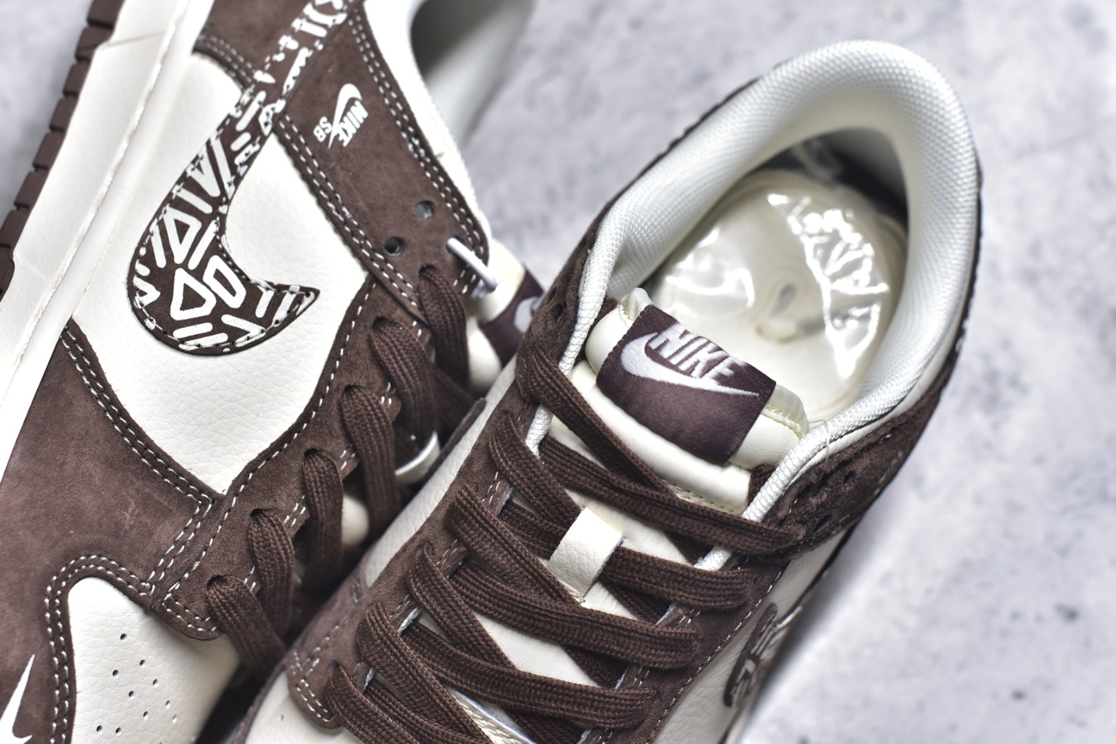 图片[9]-#海外爆款限量发售！高端定制Nike SB Dunk Low “Nike联名——白粽麂皮” 高端定制 低帮休闲板鞋 定制鞋盒 大厂纯原品质出货 超高清洁度 皮料切割干净无任何毛边 细节完美 货号：XD1588-240 尺码：36 36.5 37.5 38 38.5 39 40 40.5 41 42 42.5 43 44 44.5 45-选品中心