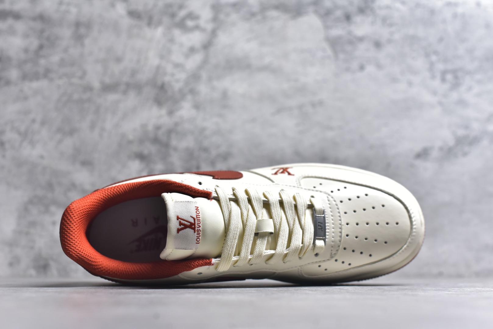 图片[4]-#海外限量发售！公司级NIke Air Force 1 \’07 Low “LV联名–枫红雅白” 空军一号低帮 运动鞋 休闲鞋 折边针车 工艺难度大 原楦头原纸板 高端定制鞋盒 原厂鞋底 超高清洁度 细节完美 货号：NH0601-588 尺码：36 36.5 37.5 38 38.5 39 40 40.5 41 42 42.5 43 44 44.5 45-选品中心