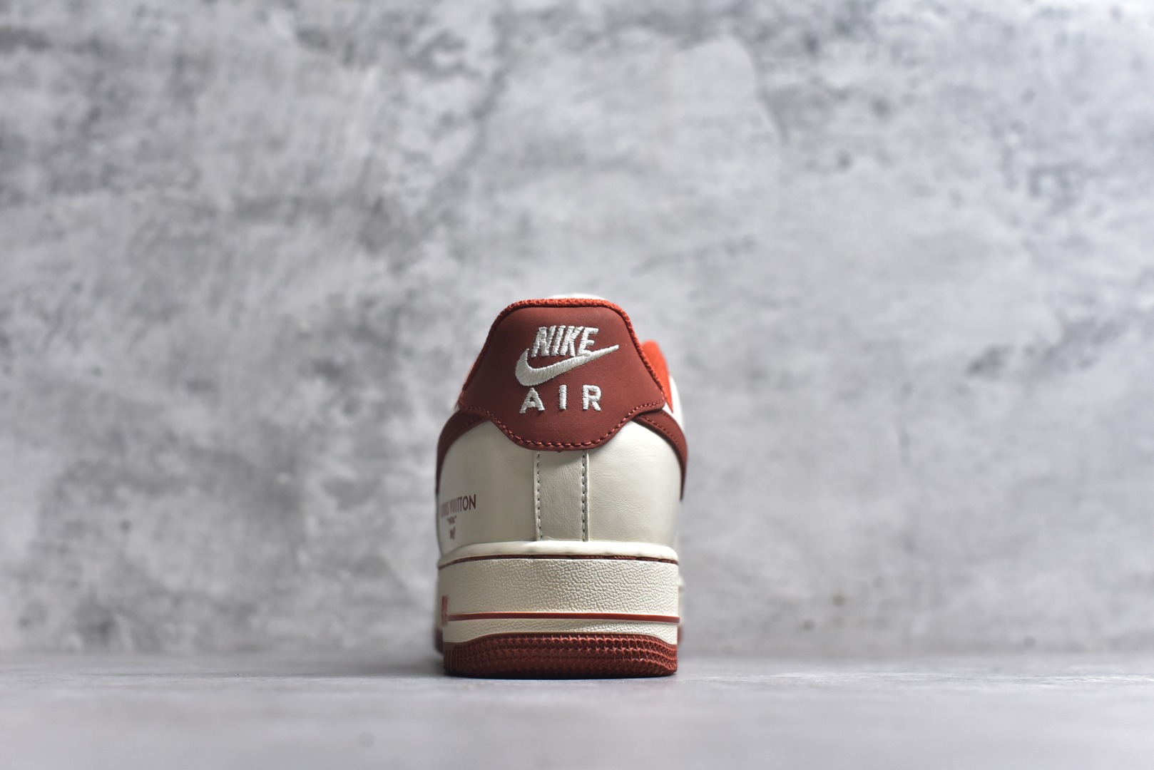 图片[5]-#海外限量发售！公司级NIke Air Force 1 \’07 Low “LV联名–枫红雅白” 空军一号低帮 运动鞋 休闲鞋 折边针车 工艺难度大 原楦头原纸板 高端定制鞋盒 原厂鞋底 超高清洁度 细节完美 货号：NH0601-588 尺码：36 36.5 37.5 38 38.5 39 40 40.5 41 42 42.5 43 44 44.5 45-选品中心