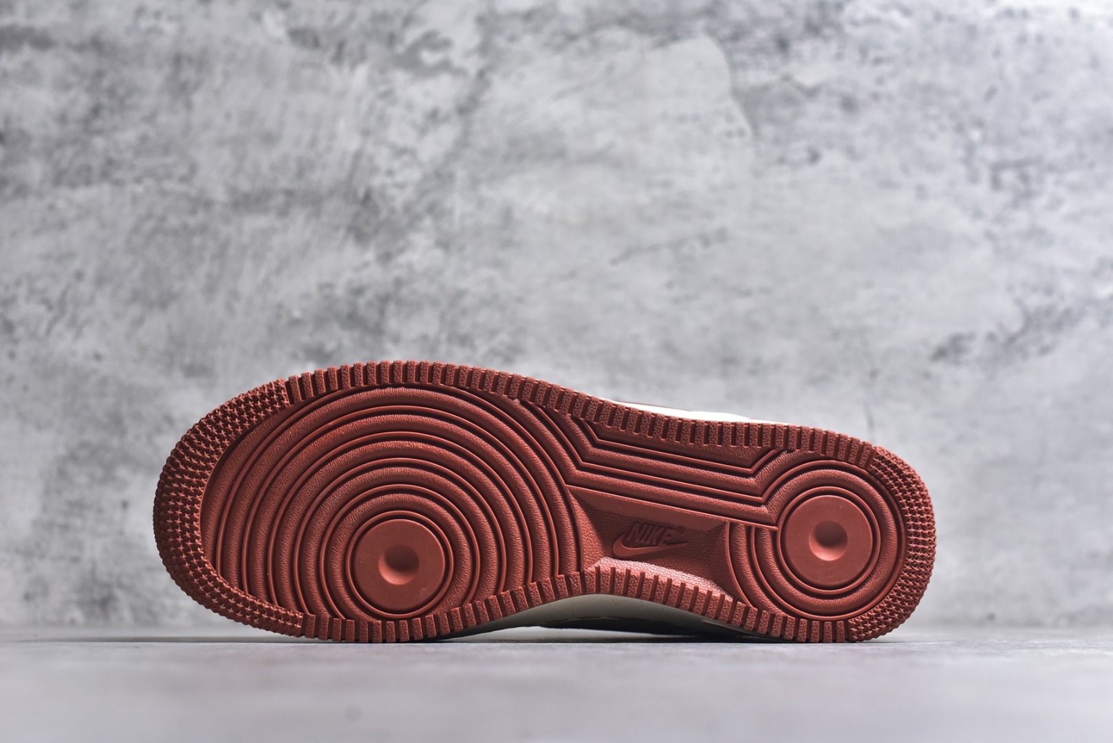 图片[6]-#海外限量发售！公司级NIke Air Force 1 \’07 Low “LV联名–枫红雅白” 空军一号低帮 运动鞋 休闲鞋 折边针车 工艺难度大 原楦头原纸板 高端定制鞋盒 原厂鞋底 超高清洁度 细节完美 货号：NH0601-588 尺码：36 36.5 37.5 38 38.5 39 40 40.5 41 42 42.5 43 44 44.5 45-选品中心