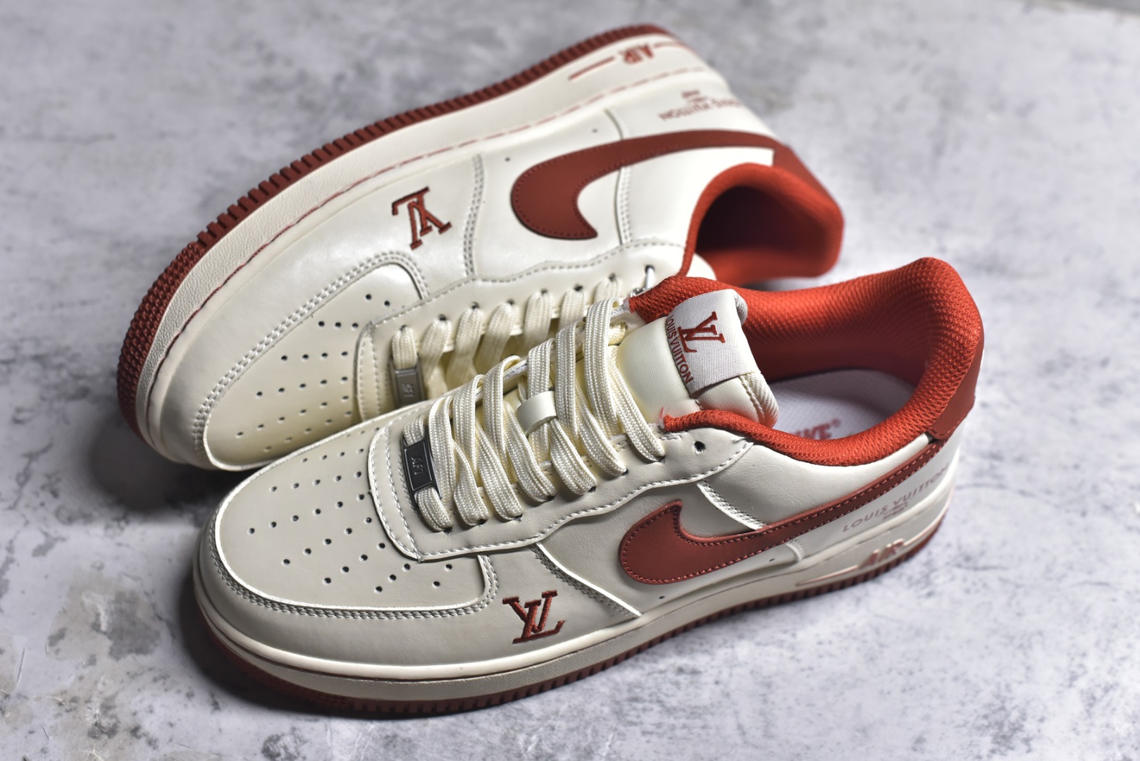 图片[7]-#海外限量发售！公司级NIke Air Force 1 \’07 Low “LV联名–枫红雅白” 空军一号低帮 运动鞋 休闲鞋 折边针车 工艺难度大 原楦头原纸板 高端定制鞋盒 原厂鞋底 超高清洁度 细节完美 货号：NH0601-588 尺码：36 36.5 37.5 38 38.5 39 40 40.5 41 42 42.5 43 44 44.5 45-选品中心