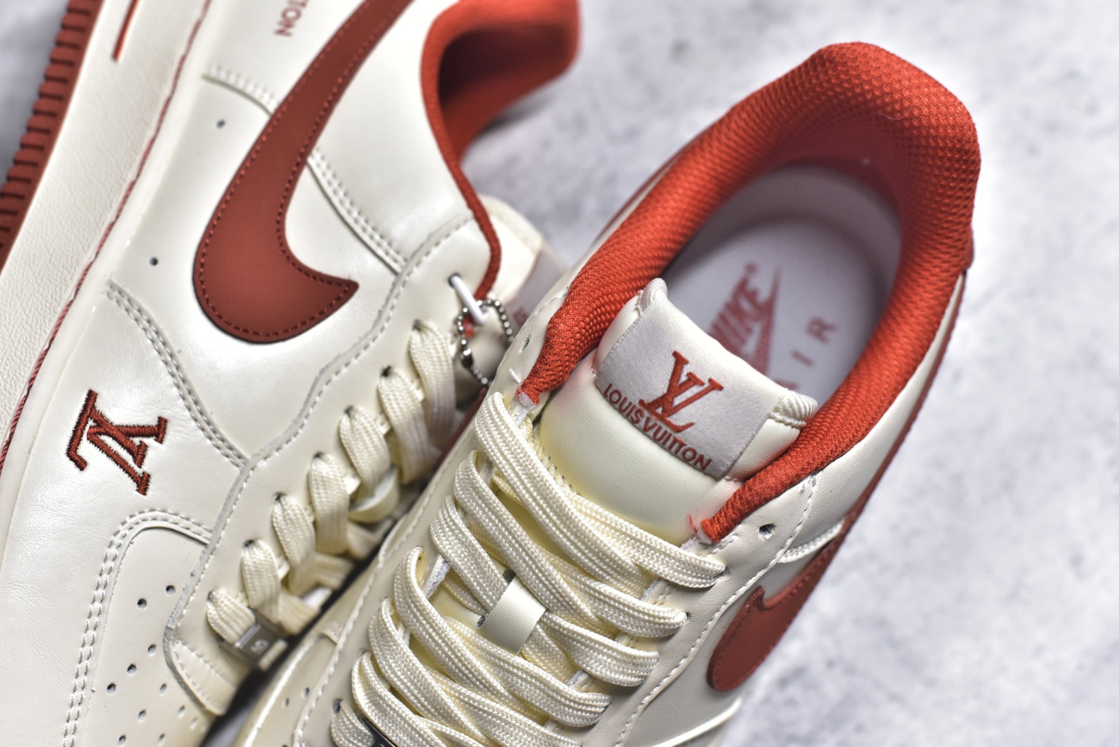 图片[9]-#海外限量发售！公司级NIke Air Force 1 \’07 Low “LV联名–枫红雅白” 空军一号低帮 运动鞋 休闲鞋 折边针车 工艺难度大 原楦头原纸板 高端定制鞋盒 原厂鞋底 超高清洁度 细节完美 货号：NH0601-588 尺码：36 36.5 37.5 38 38.5 39 40 40.5 41 42 42.5 43 44 44.5 45-选品中心