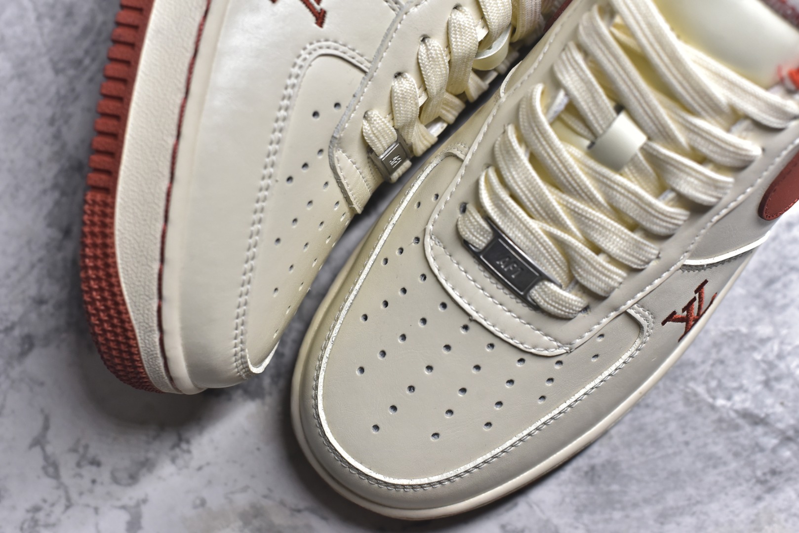 图片[8]-#海外限量发售！公司级NIke Air Force 1 \’07 Low “LV联名–枫红雅白” 空军一号低帮 运动鞋 休闲鞋 折边针车 工艺难度大 原楦头原纸板 高端定制鞋盒 原厂鞋底 超高清洁度 细节完美 货号：NH0601-588 尺码：36 36.5 37.5 38 38.5 39 40 40.5 41 42 42.5 43 44 44.5 45-选品中心