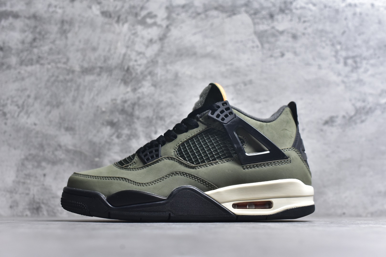 #Air Jordan Retro AJ4 绿黑 采用全新的全白色皮革为基底，重塑经典鞋型的轮廓。值得注意的是，在鞋舌周围融入延展网状设计，这一创新细节不仅是对 Air Jordan 系列经典元素的致敬，更通过 “ 网 ” 这一独特元素，为传统设计注入了现代感。鞋底采用坚韧耐用的橡胶材质，保证了穿着的稳定性与耐磨性。鞋跟内置缓冲空气装置，为穿着者带来更加舒适与稳定的支撑体验。而金属金色飞人吊牌，为整双鞋增添了奢华与高贵的质感。 货号：IB1519-200 尺码：36-48.5-选品中心