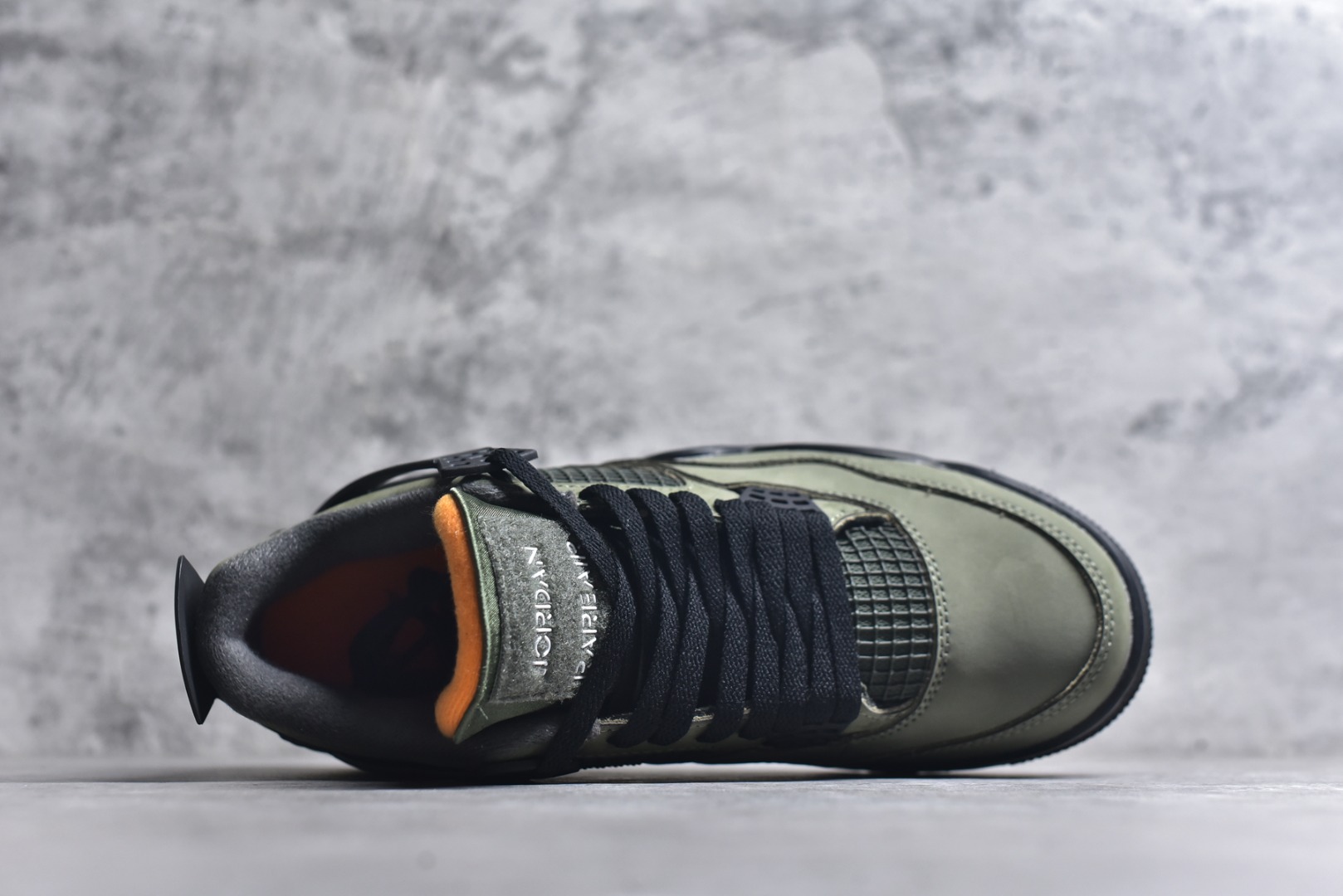 图片[4]-#Air Jordan Retro AJ4 绿黑 采用全新的全白色皮革为基底，重塑经典鞋型的轮廓。值得注意的是，在鞋舌周围融入延展网状设计，这一创新细节不仅是对 Air Jordan 系列经典元素的致敬，更通过 “ 网 ” 这一独特元素，为传统设计注入了现代感。鞋底采用坚韧耐用的橡胶材质，保证了穿着的稳定性与耐磨性。鞋跟内置缓冲空气装置，为穿着者带来更加舒适与稳定的支撑体验。而金属金色飞人吊牌，为整双鞋增添了奢华与高贵的质感。 货号：IB1519-200 尺码：36-48.5-选品中心