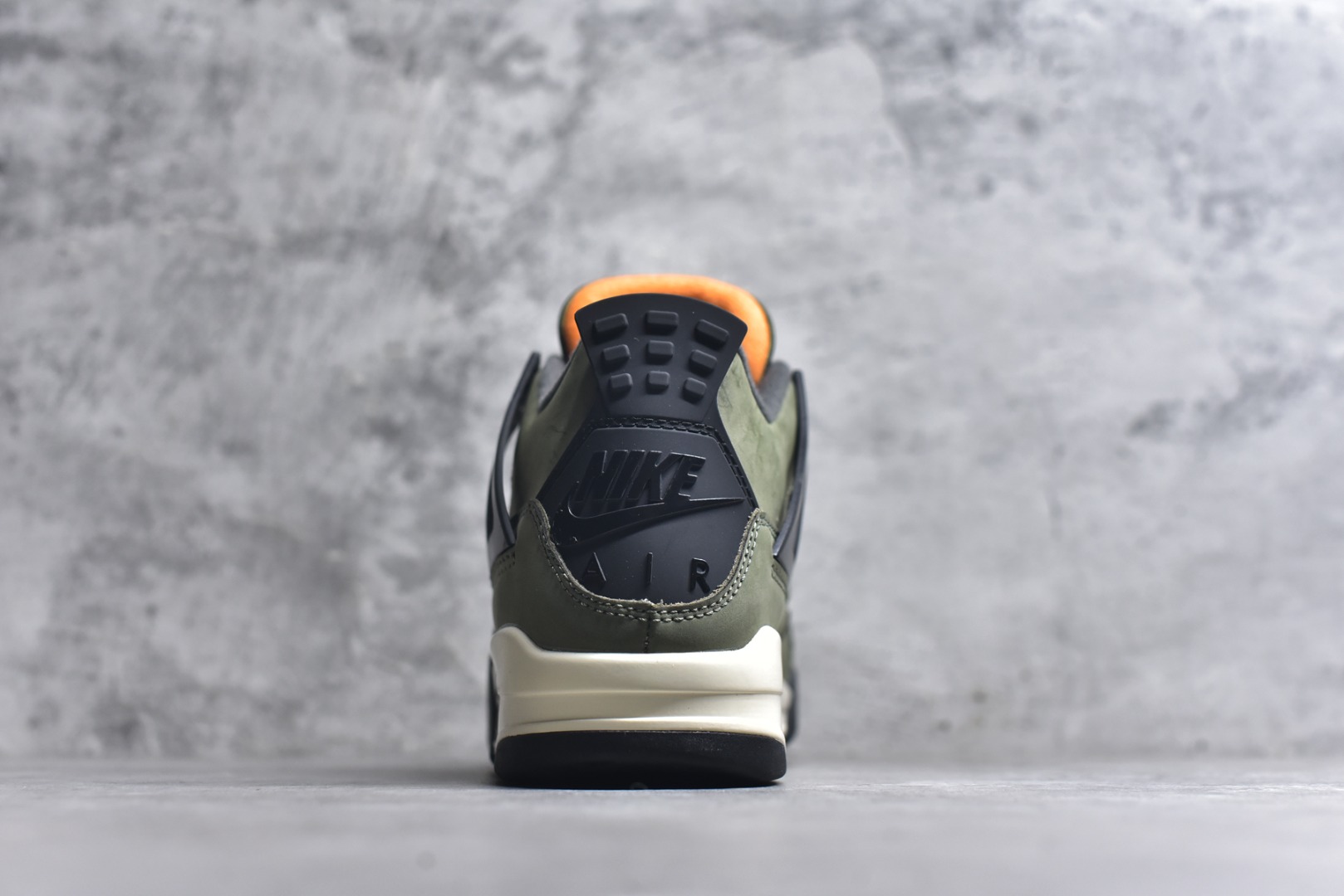 图片[5]-#Air Jordan Retro AJ4 绿黑 采用全新的全白色皮革为基底，重塑经典鞋型的轮廓。值得注意的是，在鞋舌周围融入延展网状设计，这一创新细节不仅是对 Air Jordan 系列经典元素的致敬，更通过 “ 网 ” 这一独特元素，为传统设计注入了现代感。鞋底采用坚韧耐用的橡胶材质，保证了穿着的稳定性与耐磨性。鞋跟内置缓冲空气装置，为穿着者带来更加舒适与稳定的支撑体验。而金属金色飞人吊牌，为整双鞋增添了奢华与高贵的质感。 货号：IB1519-200 尺码：36-48.5-选品中心