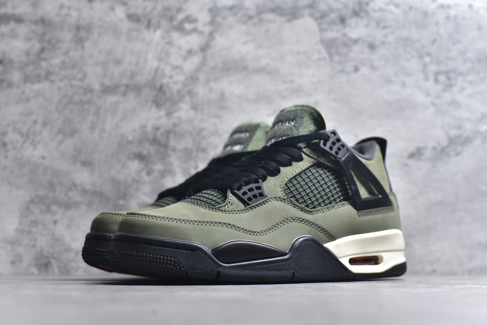 图片[2]-#Air Jordan Retro AJ4 绿黑 采用全新的全白色皮革为基底，重塑经典鞋型的轮廓。值得注意的是，在鞋舌周围融入延展网状设计，这一创新细节不仅是对 Air Jordan 系列经典元素的致敬，更通过 “ 网 ” 这一独特元素，为传统设计注入了现代感。鞋底采用坚韧耐用的橡胶材质，保证了穿着的稳定性与耐磨性。鞋跟内置缓冲空气装置，为穿着者带来更加舒适与稳定的支撑体验。而金属金色飞人吊牌，为整双鞋增添了奢华与高贵的质感。 货号：IB1519-200 尺码：36-48.5-选品中心