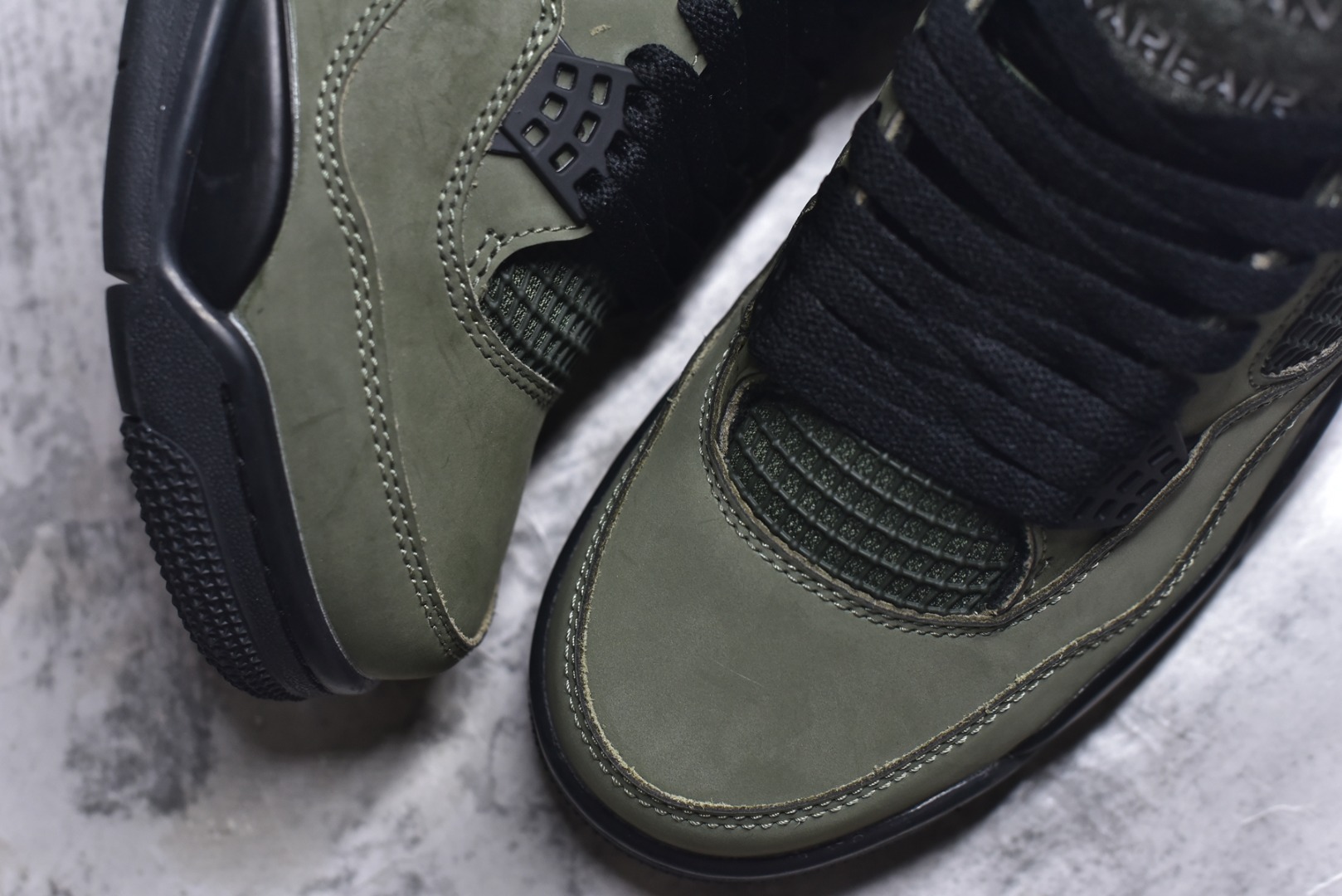 图片[8]-#Air Jordan Retro AJ4 绿黑 采用全新的全白色皮革为基底，重塑经典鞋型的轮廓。值得注意的是，在鞋舌周围融入延展网状设计，这一创新细节不仅是对 Air Jordan 系列经典元素的致敬，更通过 “ 网 ” 这一独特元素，为传统设计注入了现代感。鞋底采用坚韧耐用的橡胶材质，保证了穿着的稳定性与耐磨性。鞋跟内置缓冲空气装置，为穿着者带来更加舒适与稳定的支撑体验。而金属金色飞人吊牌，为整双鞋增添了奢华与高贵的质感。 货号：IB1519-200 尺码：36-48.5-选品中心