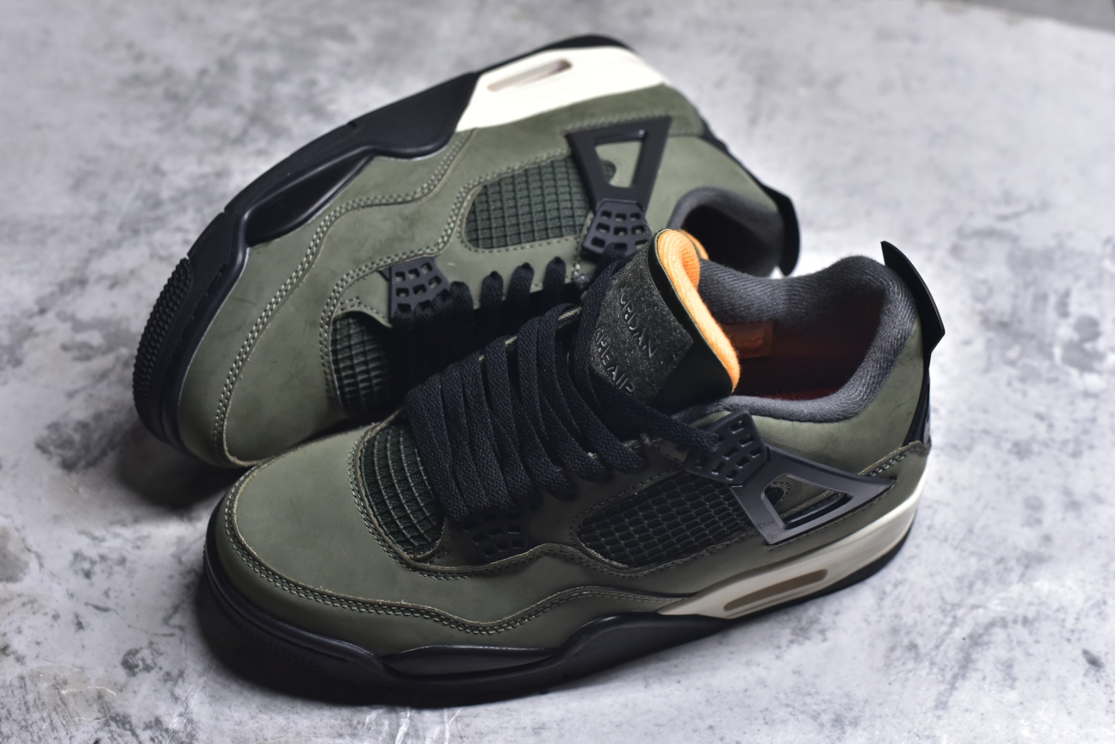 图片[7]-#Air Jordan Retro AJ4 绿黑 采用全新的全白色皮革为基底，重塑经典鞋型的轮廓。值得注意的是，在鞋舌周围融入延展网状设计，这一创新细节不仅是对 Air Jordan 系列经典元素的致敬，更通过 “ 网 ” 这一独特元素，为传统设计注入了现代感。鞋底采用坚韧耐用的橡胶材质，保证了穿着的稳定性与耐磨性。鞋跟内置缓冲空气装置，为穿着者带来更加舒适与稳定的支撑体验。而金属金色飞人吊牌，为整双鞋增添了奢华与高贵的质感。 货号：IB1519-200 尺码：36-48.5-选品中心