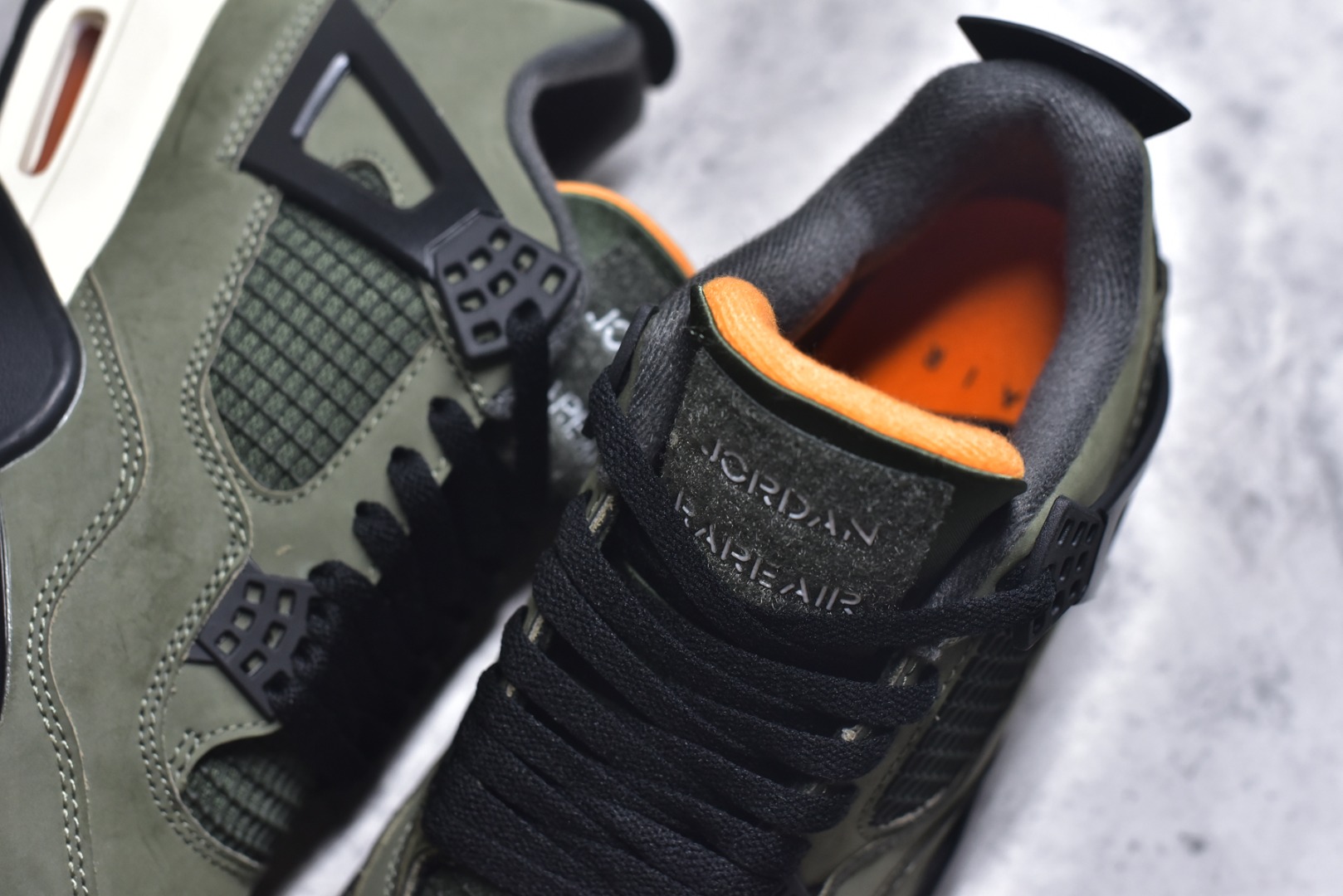 图片[9]-#Air Jordan Retro AJ4 绿黑 采用全新的全白色皮革为基底，重塑经典鞋型的轮廓。值得注意的是，在鞋舌周围融入延展网状设计，这一创新细节不仅是对 Air Jordan 系列经典元素的致敬，更通过 “ 网 ” 这一独特元素，为传统设计注入了现代感。鞋底采用坚韧耐用的橡胶材质，保证了穿着的稳定性与耐磨性。鞋跟内置缓冲空气装置，为穿着者带来更加舒适与稳定的支撑体验。而金属金色飞人吊牌，为整双鞋增添了奢华与高贵的质感。 货号：IB1519-200 尺码：36-48.5-选品中心