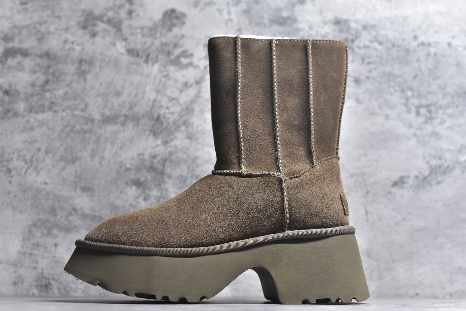 #X1 全网热卖款最齐 UGG 100个配色 市面顶级版本 UGG 鱼人厚底铅笔靴 5cm厚底 小红书爆款 广州外贸大厂生产 鞋头到鞋垫真羊皮毛一体 独立外盒包装 芯片 带防水工艺 区别市面任何版本 5cm厚底 独立原版开发大底 羊绒鞋垫 冬季保暖外出 家居都是很适合的选择 进年uug推出款式系列 局部偏向年轻消费者喜好 也走到时尚潮流穿搭的前沿 鞋身材质 防泼水涂层翻毛皮鞋面 17毫米UGGPURE™植入式羊毛内底 轻便防滑舒适橡胶外底 带有品牌LOGO商标 带全套包装 尺码： 35 36 37 38 39 40-选品中心