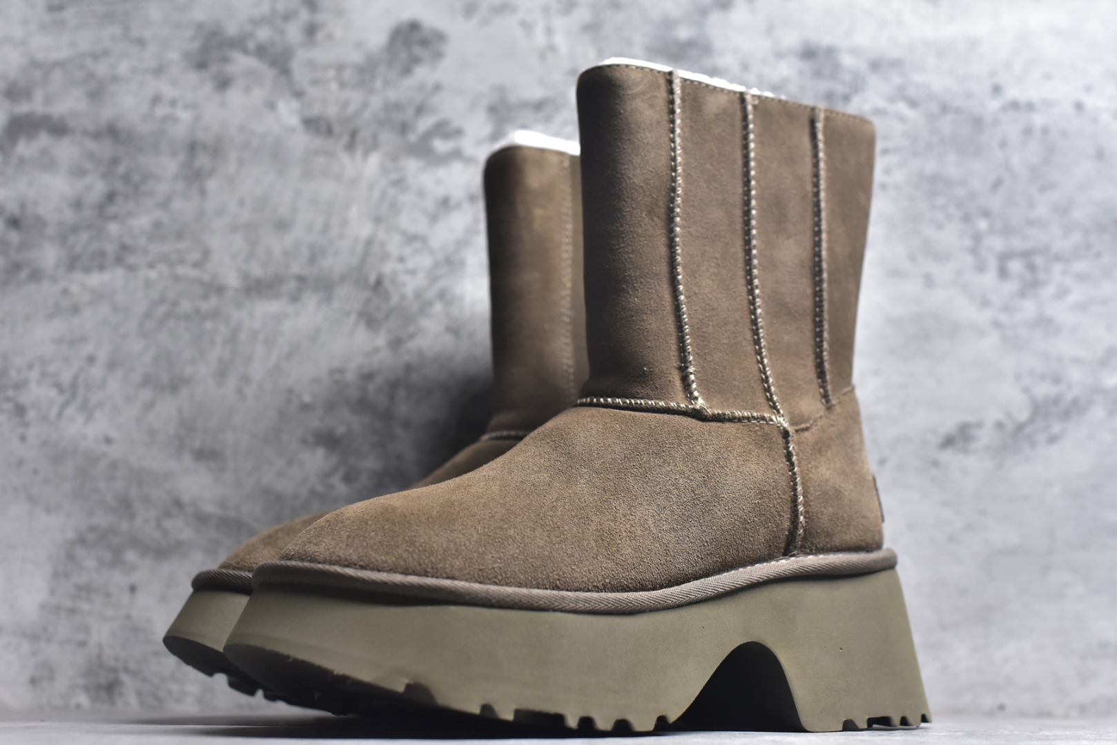 图片[2]-#X1 全网热卖款最齐 UGG 100个配色 市面顶级版本 UGG 鱼人厚底铅笔靴 5cm厚底 小红书爆款 广州外贸大厂生产 鞋头到鞋垫真羊皮毛一体 独立外盒包装 芯片 带防水工艺 区别市面任何版本 5cm厚底 独立原版开发大底 羊绒鞋垫 冬季保暖外出 家居都是很适合的选择 进年uug推出款式系列 局部偏向年轻消费者喜好 也走到时尚潮流穿搭的前沿 鞋身材质 防泼水涂层翻毛皮鞋面 17毫米UGGPURE™植入式羊毛内底 轻便防滑舒适橡胶外底 带有品牌LOGO商标 带全套包装 尺码： 35 36 37 38 39 40-选品中心