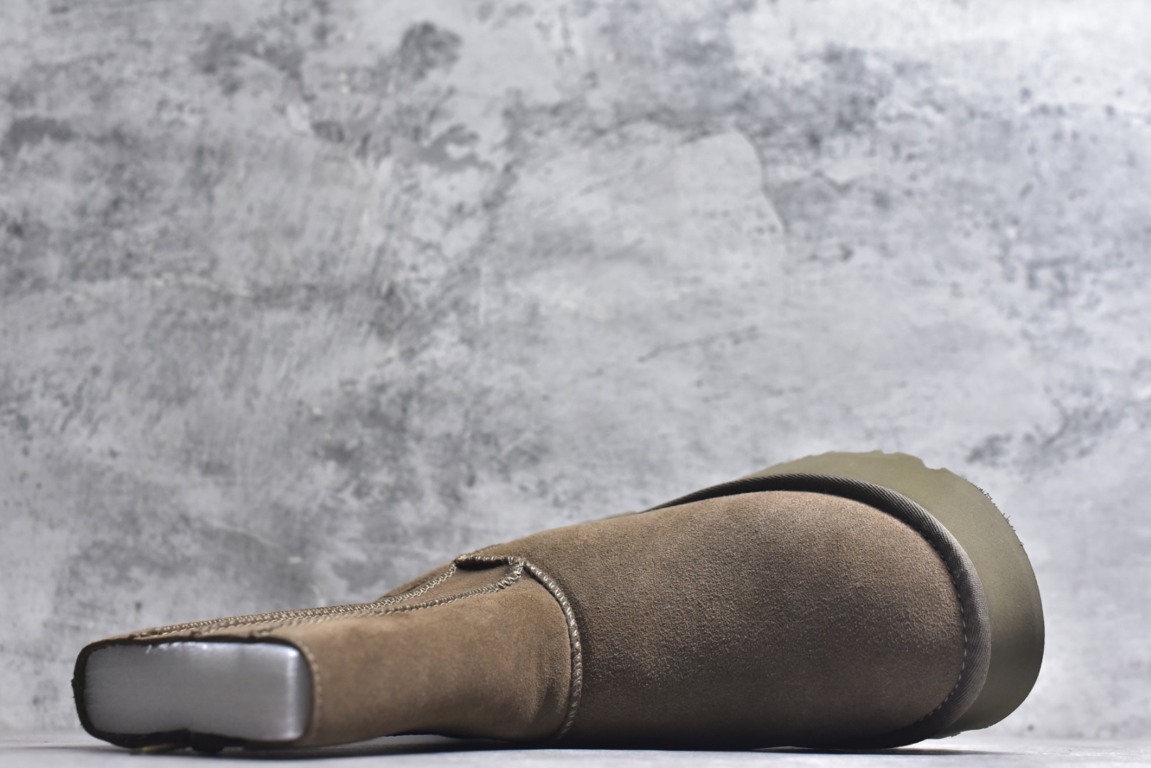 图片[4]-#X1 全网热卖款最齐 UGG 100个配色 市面顶级版本 UGG 鱼人厚底铅笔靴 5cm厚底 小红书爆款 广州外贸大厂生产 鞋头到鞋垫真羊皮毛一体 独立外盒包装 芯片 带防水工艺 区别市面任何版本 5cm厚底 独立原版开发大底 羊绒鞋垫 冬季保暖外出 家居都是很适合的选择 进年uug推出款式系列 局部偏向年轻消费者喜好 也走到时尚潮流穿搭的前沿 鞋身材质 防泼水涂层翻毛皮鞋面 17毫米UGGPURE™植入式羊毛内底 轻便防滑舒适橡胶外底 带有品牌LOGO商标 带全套包装 尺码： 35 36 37 38 39 40-选品中心