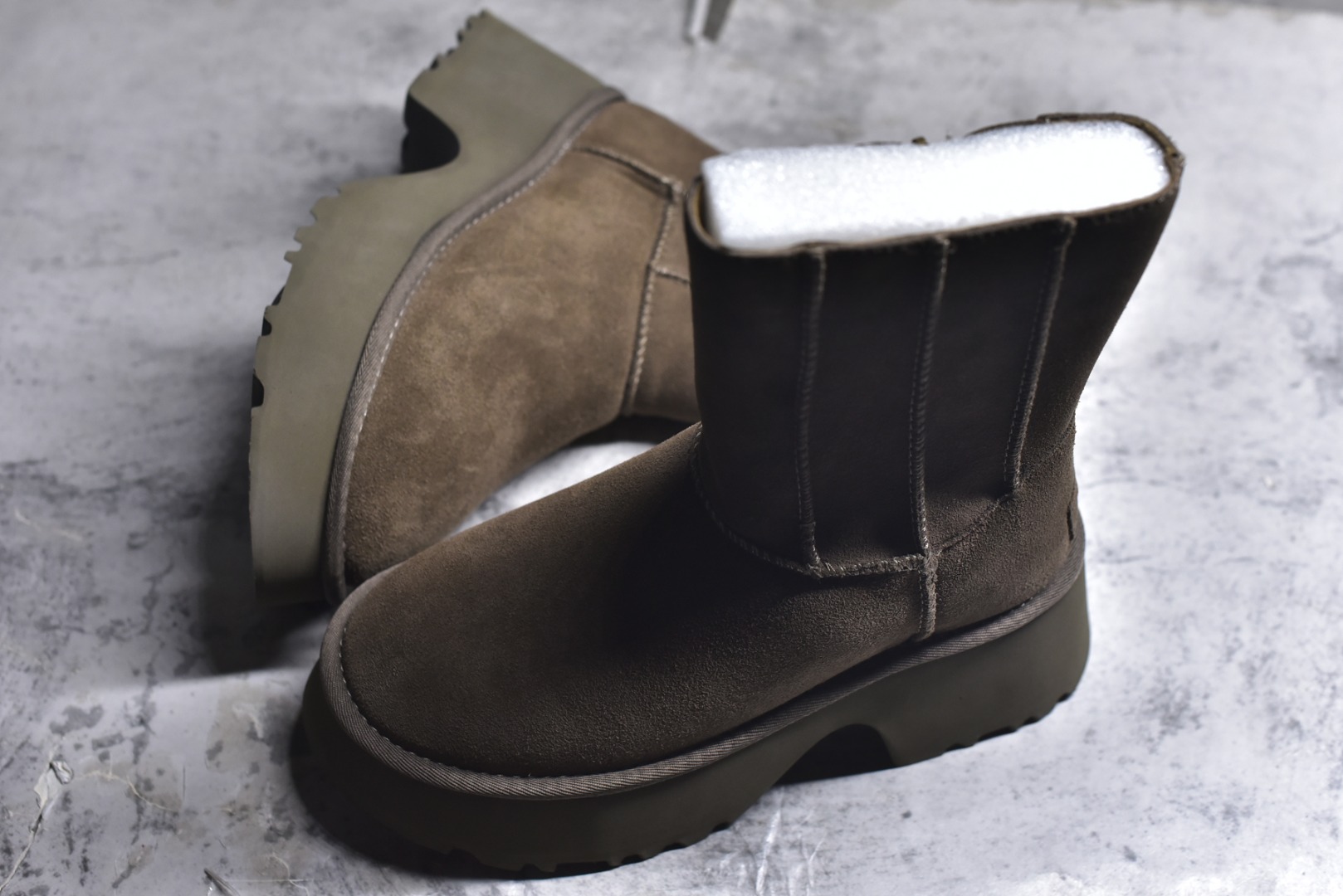 图片[7]-#X1 全网热卖款最齐 UGG 100个配色 市面顶级版本 UGG 鱼人厚底铅笔靴 5cm厚底 小红书爆款 广州外贸大厂生产 鞋头到鞋垫真羊皮毛一体 独立外盒包装 芯片 带防水工艺 区别市面任何版本 5cm厚底 独立原版开发大底 羊绒鞋垫 冬季保暖外出 家居都是很适合的选择 进年uug推出款式系列 局部偏向年轻消费者喜好 也走到时尚潮流穿搭的前沿 鞋身材质 防泼水涂层翻毛皮鞋面 17毫米UGGPURE™植入式羊毛内底 轻便防滑舒适橡胶外底 带有品牌LOGO商标 带全套包装 尺码： 35 36 37 38 39 40-选品中心