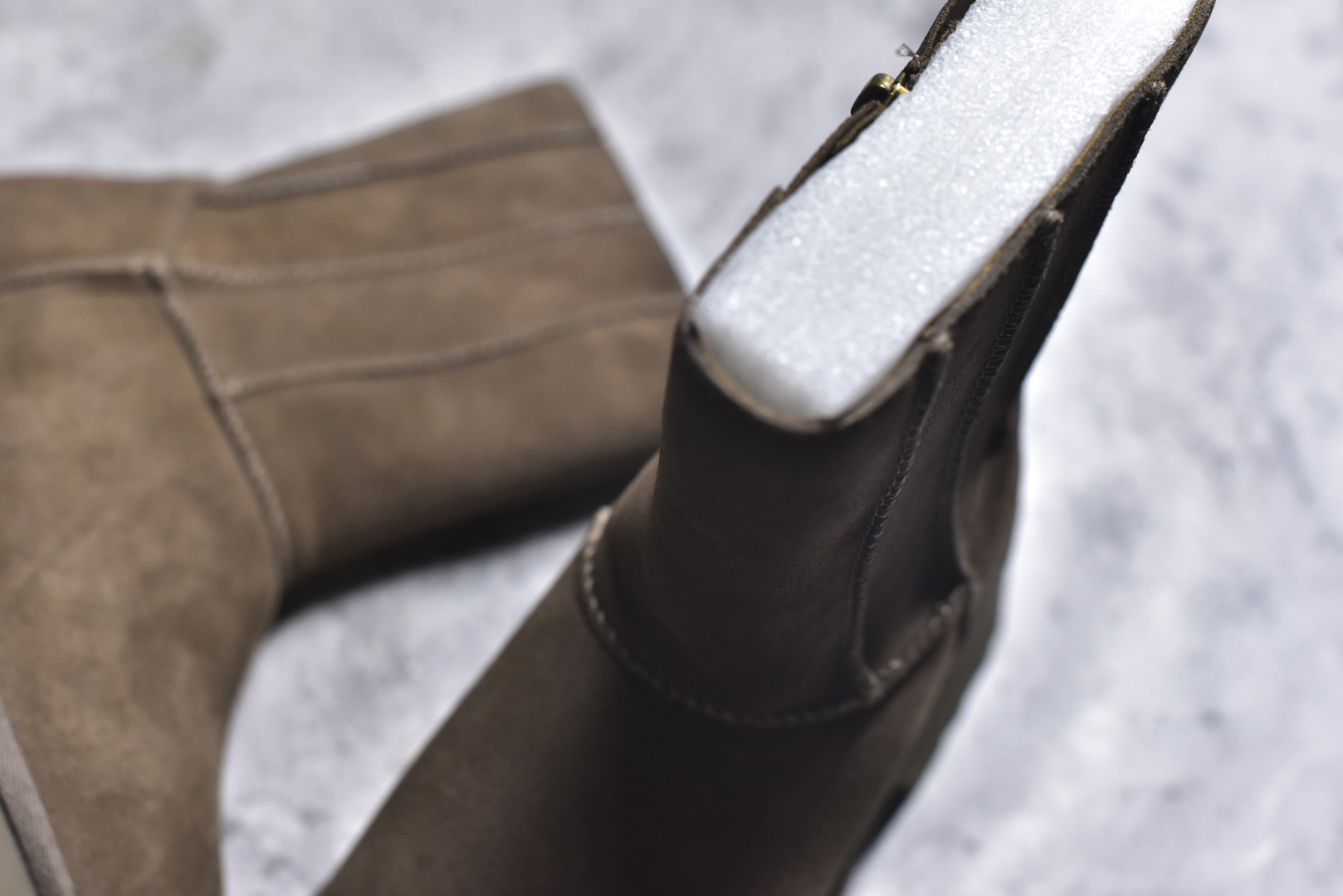 图片[9]-#X1 全网热卖款最齐 UGG 100个配色 市面顶级版本 UGG 鱼人厚底铅笔靴 5cm厚底 小红书爆款 广州外贸大厂生产 鞋头到鞋垫真羊皮毛一体 独立外盒包装 芯片 带防水工艺 区别市面任何版本 5cm厚底 独立原版开发大底 羊绒鞋垫 冬季保暖外出 家居都是很适合的选择 进年uug推出款式系列 局部偏向年轻消费者喜好 也走到时尚潮流穿搭的前沿 鞋身材质 防泼水涂层翻毛皮鞋面 17毫米UGGPURE™植入式羊毛内底 轻便防滑舒适橡胶外底 带有品牌LOGO商标 带全套包装 尺码： 35 36 37 38 39 40-选品中心