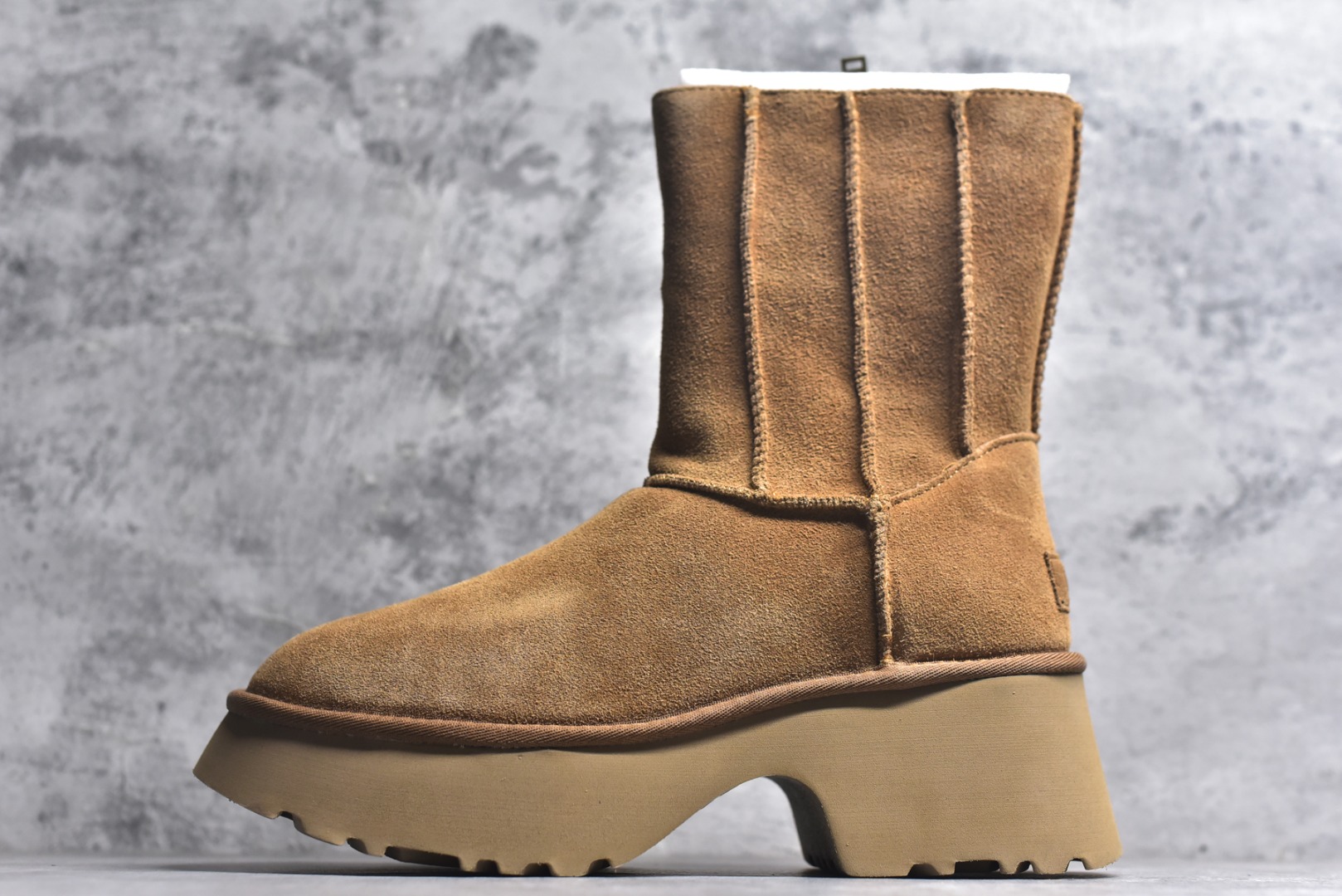 #X1 全网热卖款最齐 UGG 100个配色 市面顶级版本 UGG 鱼人厚底铅笔靴 5cm厚底 小红书爆款 广州外贸大厂生产 鞋头到鞋垫真羊皮毛一体 独立外盒包装 芯片 带防水工艺 区别市面任何版本 5cm厚底 独立原版开发大底 羊绒鞋垫 冬季保暖外出 家居都是很适合的选择 进年uug推出款式系列 局部偏向年轻消费者喜好 也走到时尚潮流穿搭的前沿 鞋身材质 防泼水涂层翻毛皮鞋面 17毫米UGGPURE™植入式羊毛内底 轻便防滑舒适橡胶外底 带有品牌LOGO商标 带全套包装 尺码： 35 36 37 38 39 40-选品中心