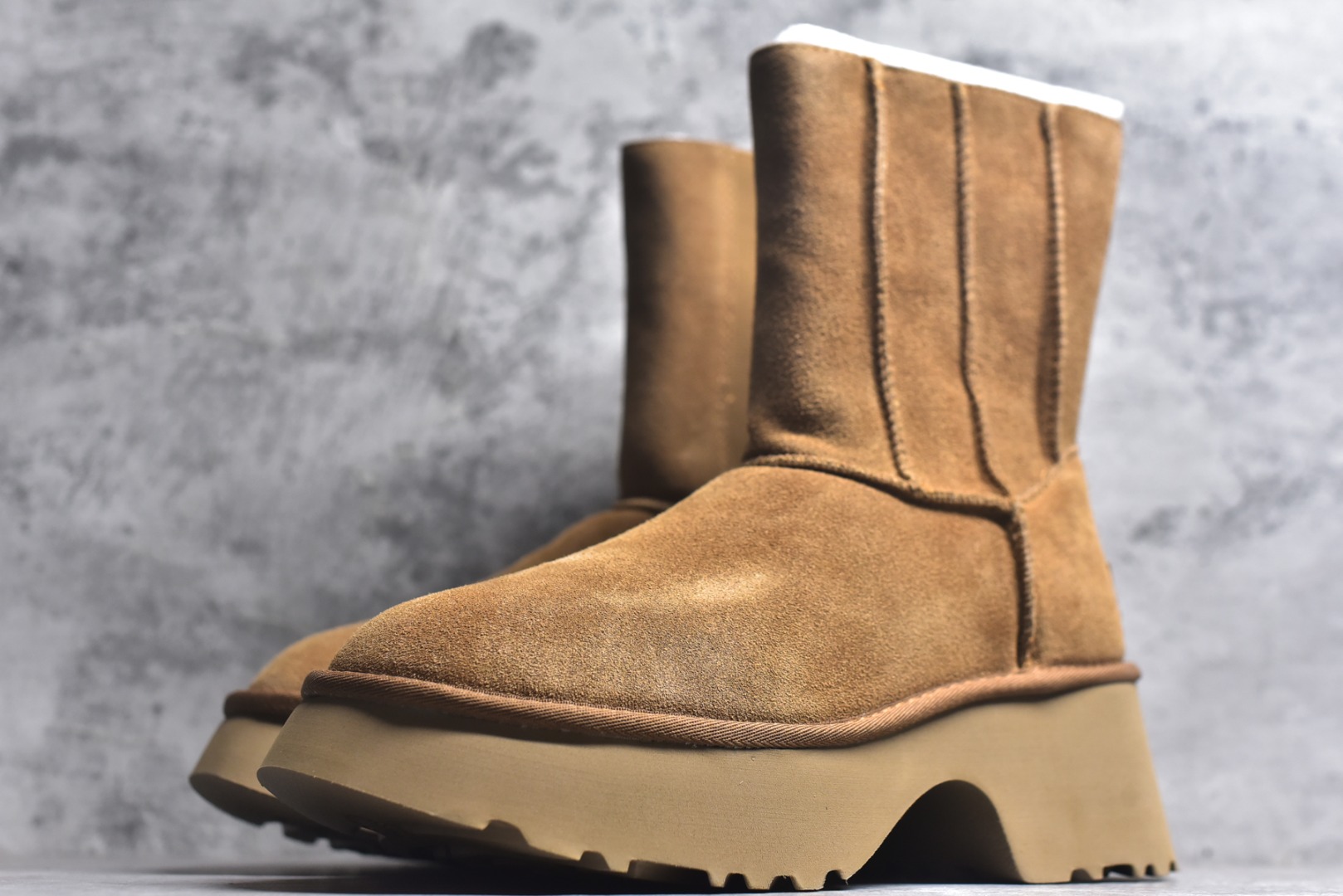 图片[2]-#X1 全网热卖款最齐 UGG 100个配色 市面顶级版本 UGG 鱼人厚底铅笔靴 5cm厚底 小红书爆款 广州外贸大厂生产 鞋头到鞋垫真羊皮毛一体 独立外盒包装 芯片 带防水工艺 区别市面任何版本 5cm厚底 独立原版开发大底 羊绒鞋垫 冬季保暖外出 家居都是很适合的选择 进年uug推出款式系列 局部偏向年轻消费者喜好 也走到时尚潮流穿搭的前沿 鞋身材质 防泼水涂层翻毛皮鞋面 17毫米UGGPURE™植入式羊毛内底 轻便防滑舒适橡胶外底 带有品牌LOGO商标 带全套包装 尺码： 35 36 37 38 39 40-选品中心